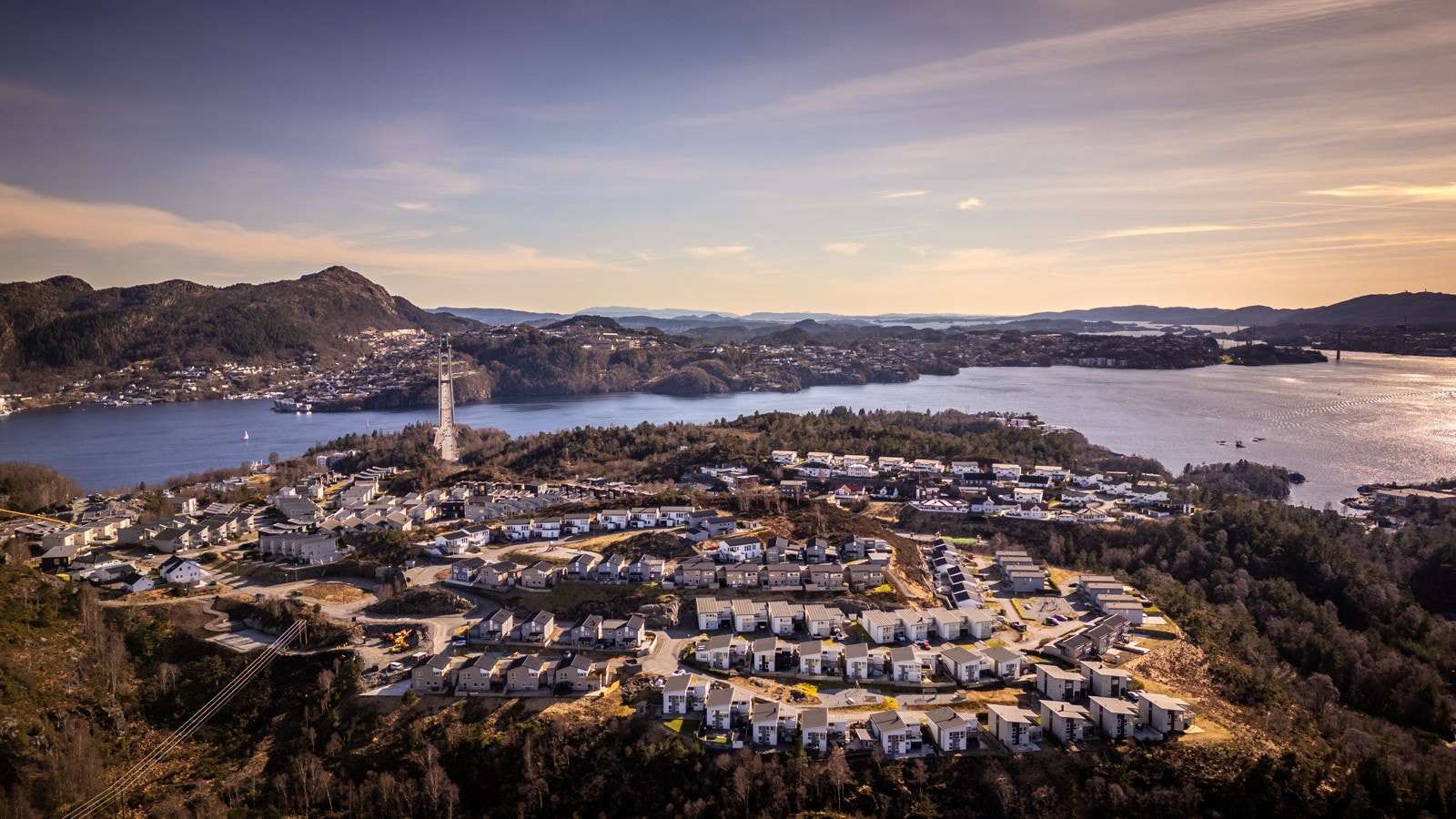- Denne siden av feltet består i hovedsak av eneboliger - Galleribilde