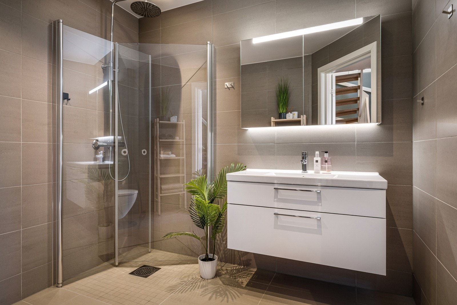 - Lekkert bad også i denne etasjen, på 5 kvm. - Galleribilde