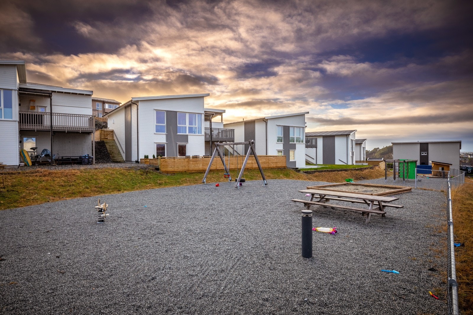 - Det er flere lekeplasser i og fotballbaner/ballbinder i feltet - Galleribilde