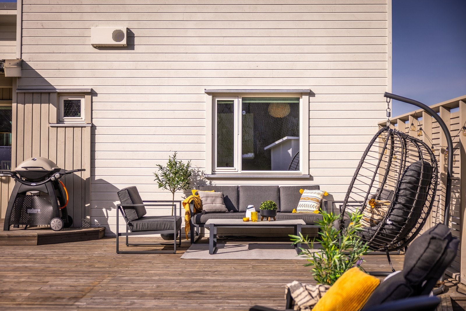 - Her er det god plass til å innrede i flere soner. En perfekt plass å nyte middagen vår og sommerstid. Gjennomtenkt planløsning med tilkomst fra kjøkkenet - Galleribilde