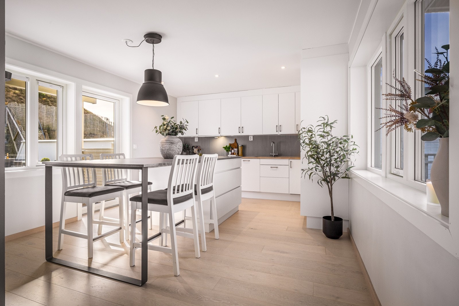 - Integrerte hvitevarer er en selvfølge, her får man platetopp m/induksjon, stekeovn, mikrobølgeovn, oppvaskmaskin og kjøleskap - Galleribilde