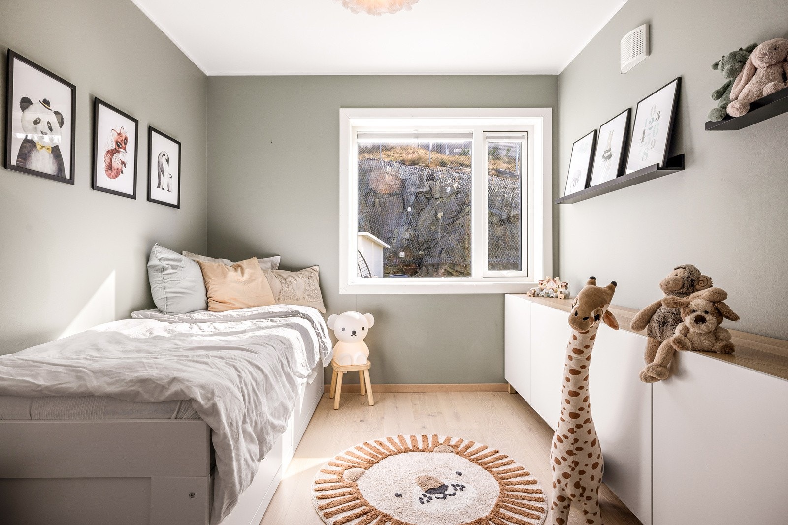 - Vinduet vender mot den store terrassen på bakside av huset - Galleribilde