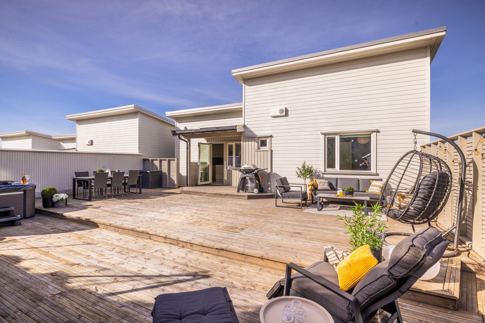 Fra kjøkkenet er det dør med stort glassfelt til den herlige terrassen i bakkant på 90 kvm. - Galleribilde