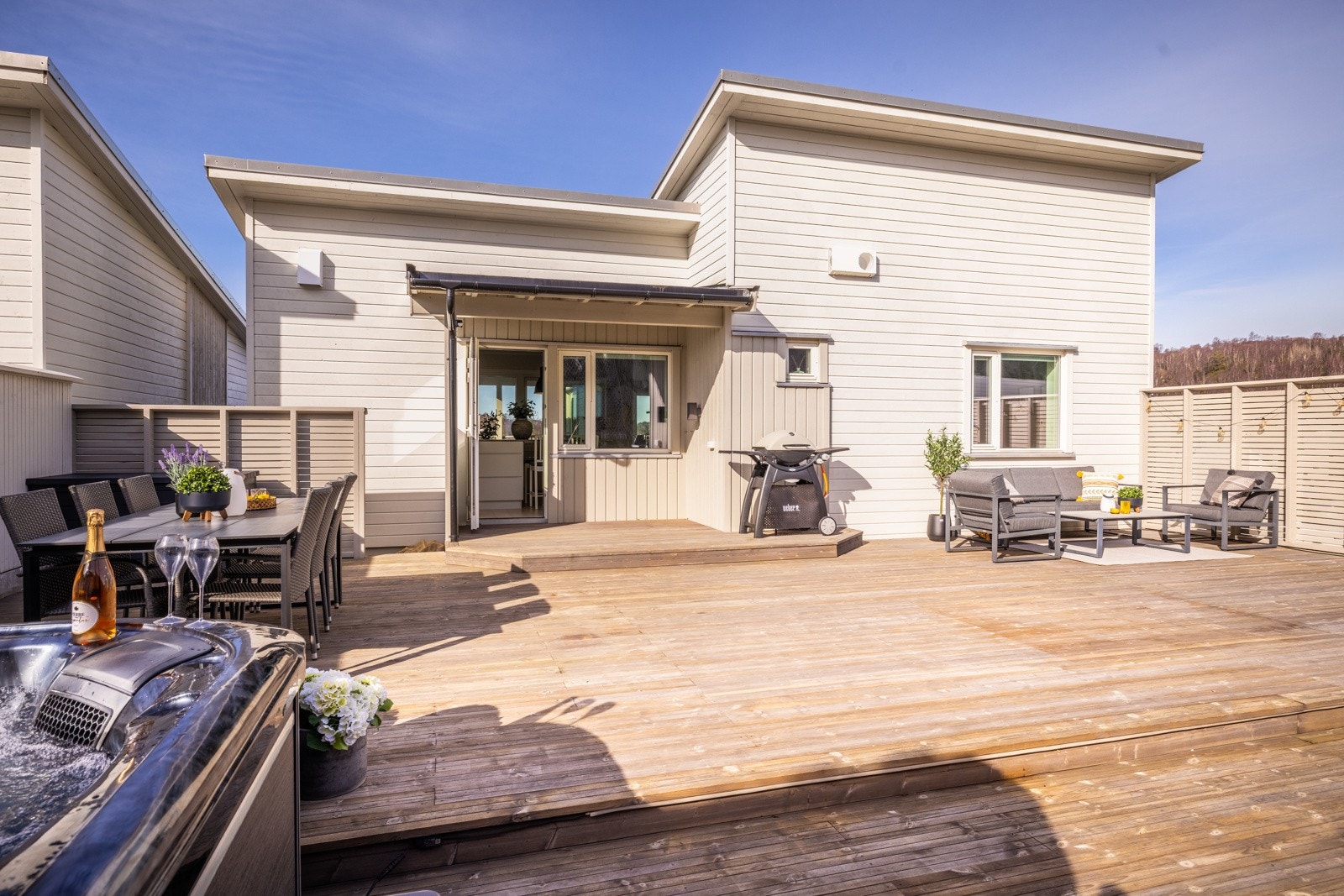 - På bakside er det en meget generøs terrasse, skjermet for nordavind - Galleribilde