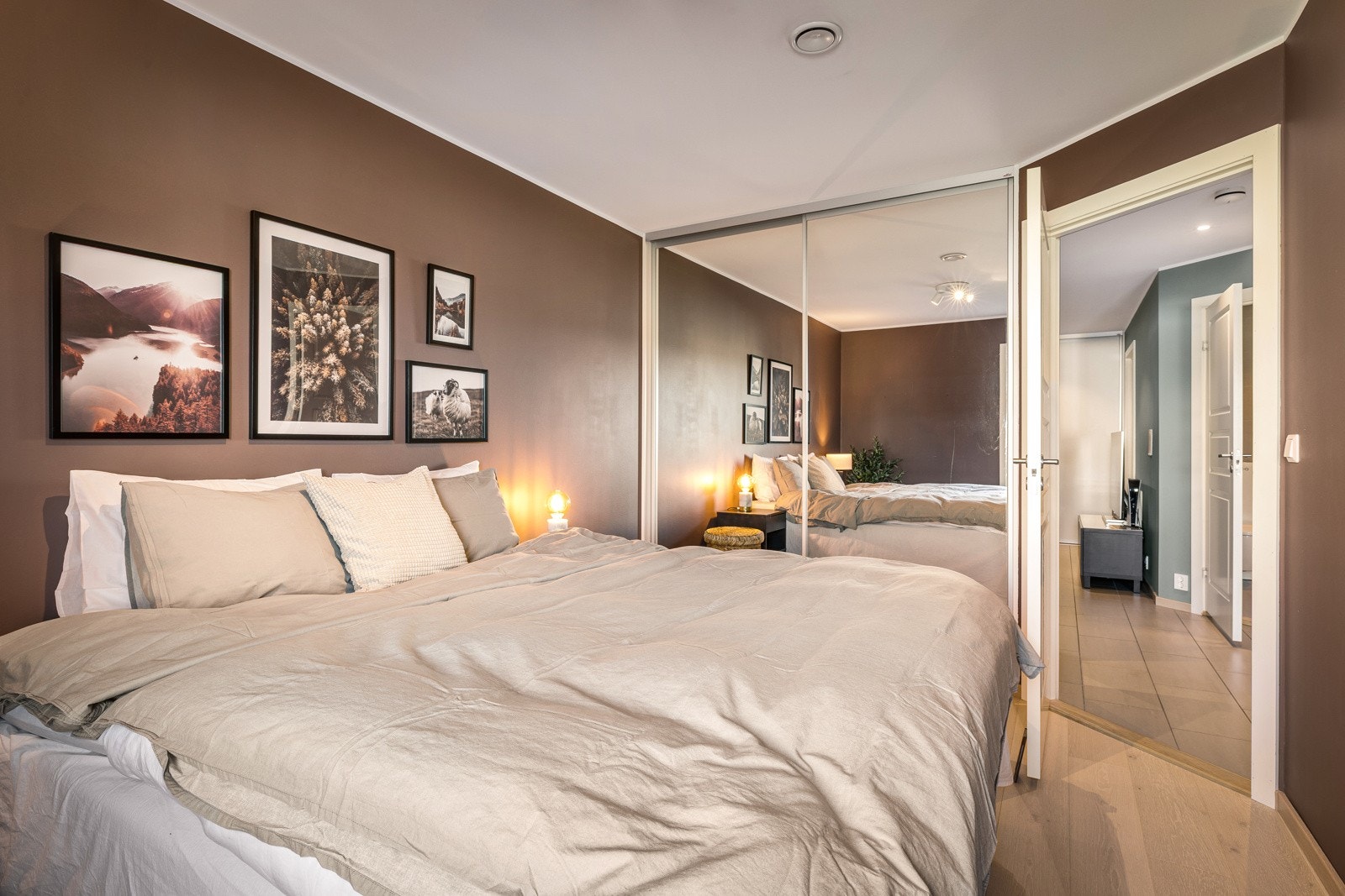 - God skyvedørsgarderobe med speilfronter - Galleribilde