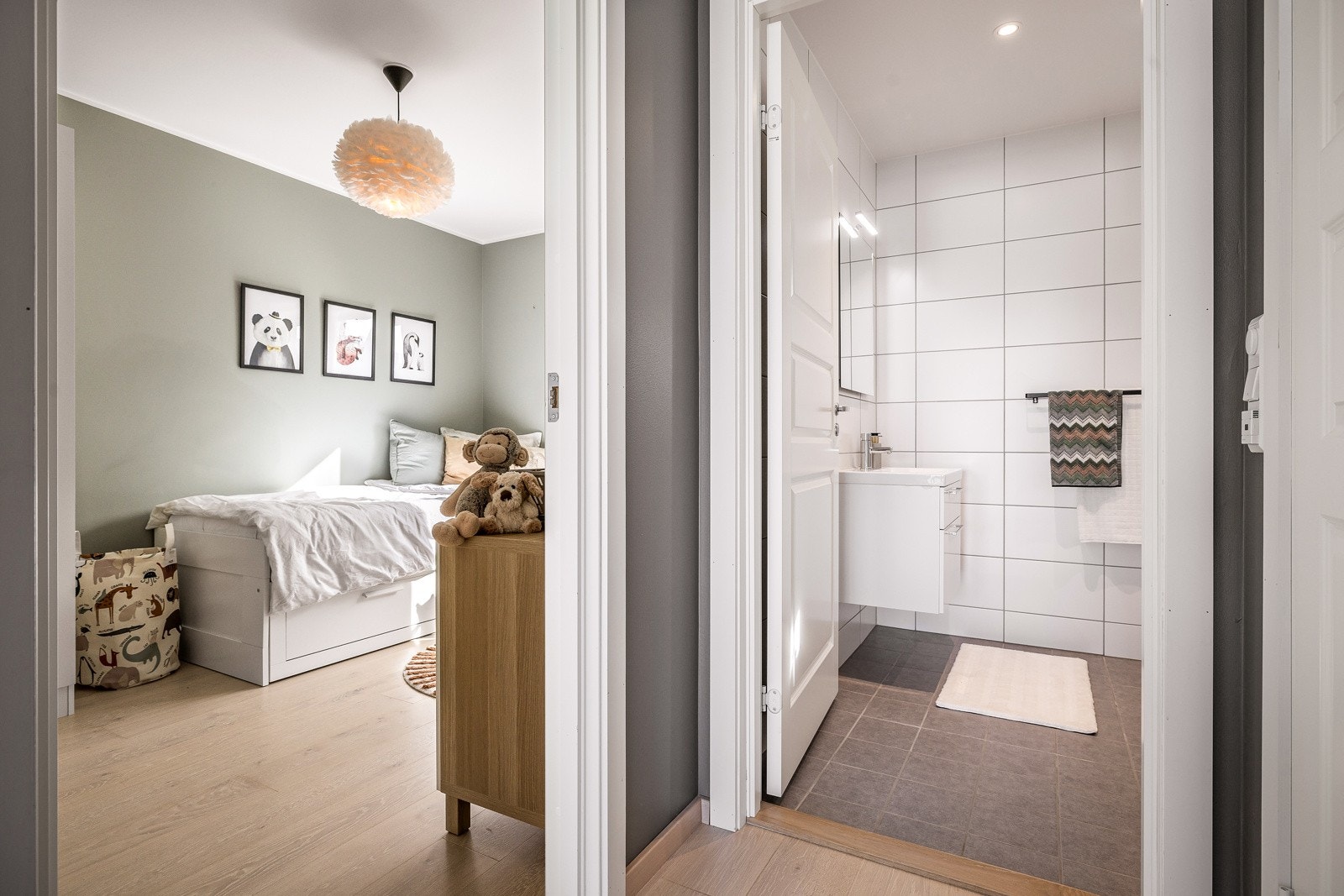 - Det er ett soverom i etasjen, perfekt plassering like ved badet og vekke fra stue og kjøkken - Galleribilde