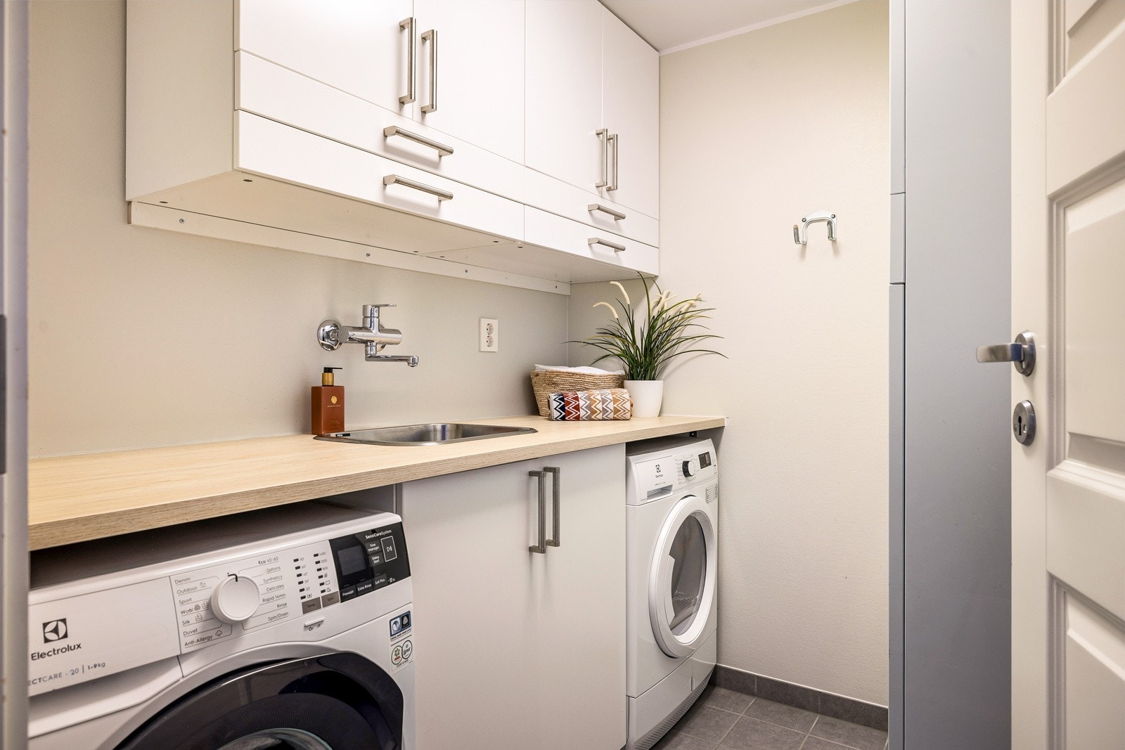 - Herlig med vaskerom. God arbeidsbenk og plass til oppbevaring i innredning over benkeplaten. - Galleribilde