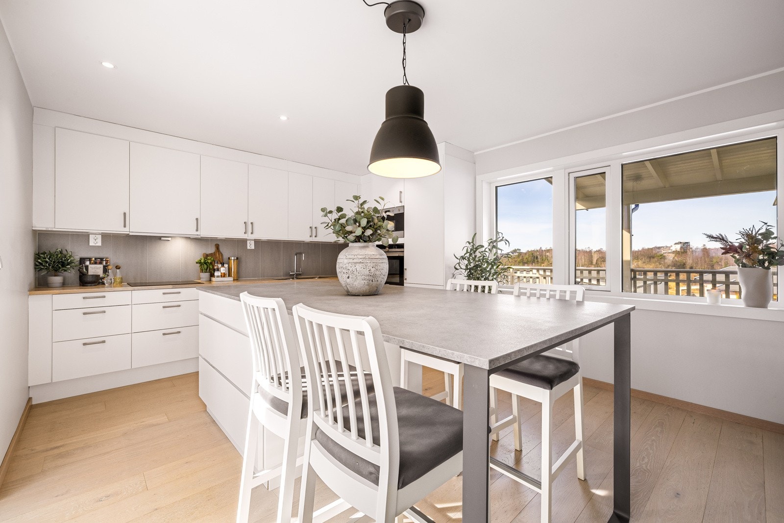 - En herlig og sosial plass med gode vindusflater på begge sider av rommet. - Galleribilde