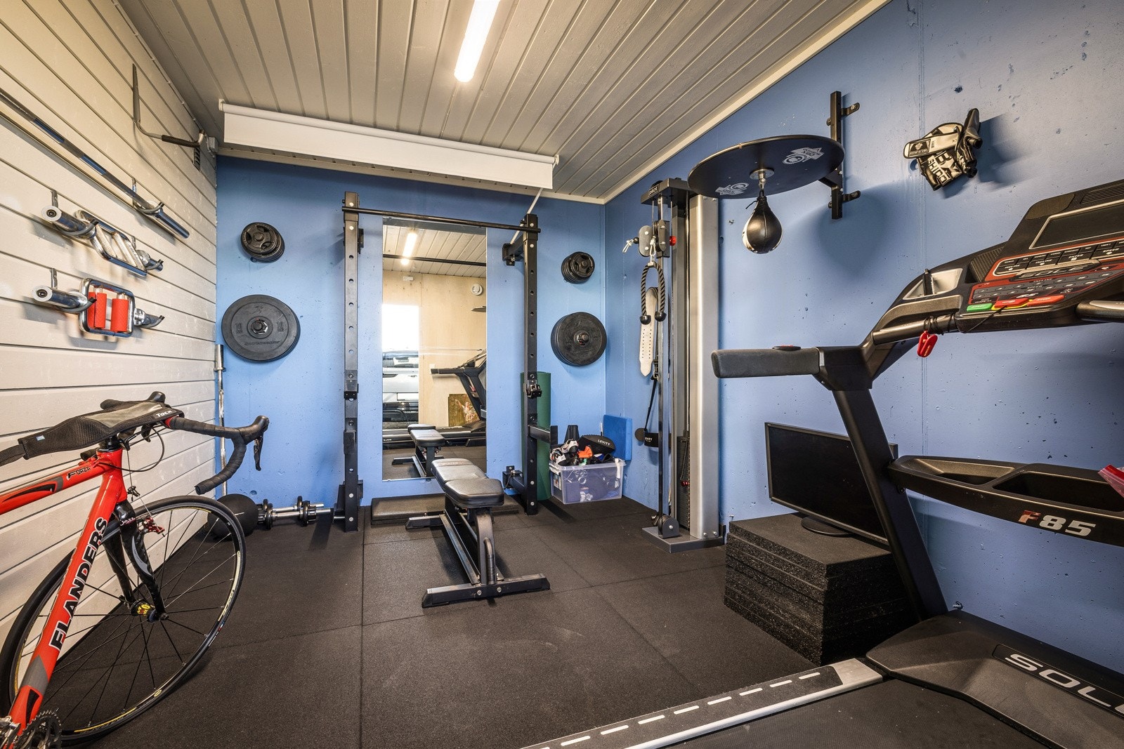 - Carport er kledd igjen og har blitt brukt som trimrom. - Galleribilde