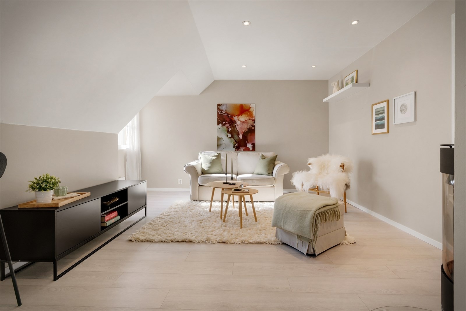 Leiligheten har en gulvflate på ca. 10 m² større enn oppgitt areal, uavhengig av måleregler. Galleribilde