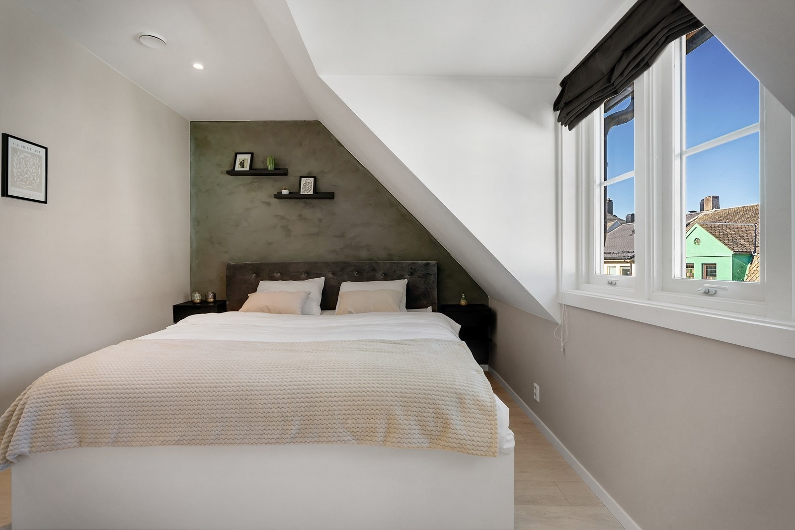 Fra leilighetens vinduer har du en gjennomgående koselig utsikt som gir en herlig følelse av ro og trivsel. Enten du ser mot nabolagets sjarmerende hustak, grønne omgivelser eller byens hyggelige gateliv. Galleribilde