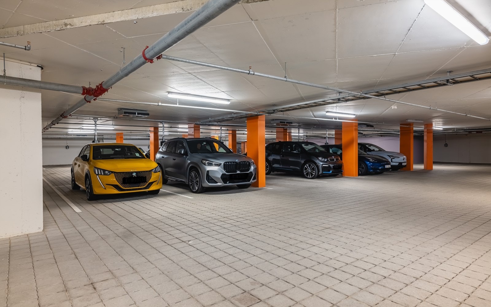 Leiligheten selges med parkering i garasjeanlegg ved Inger Bang Lunds vei (2 minutters gange). Galleribilde