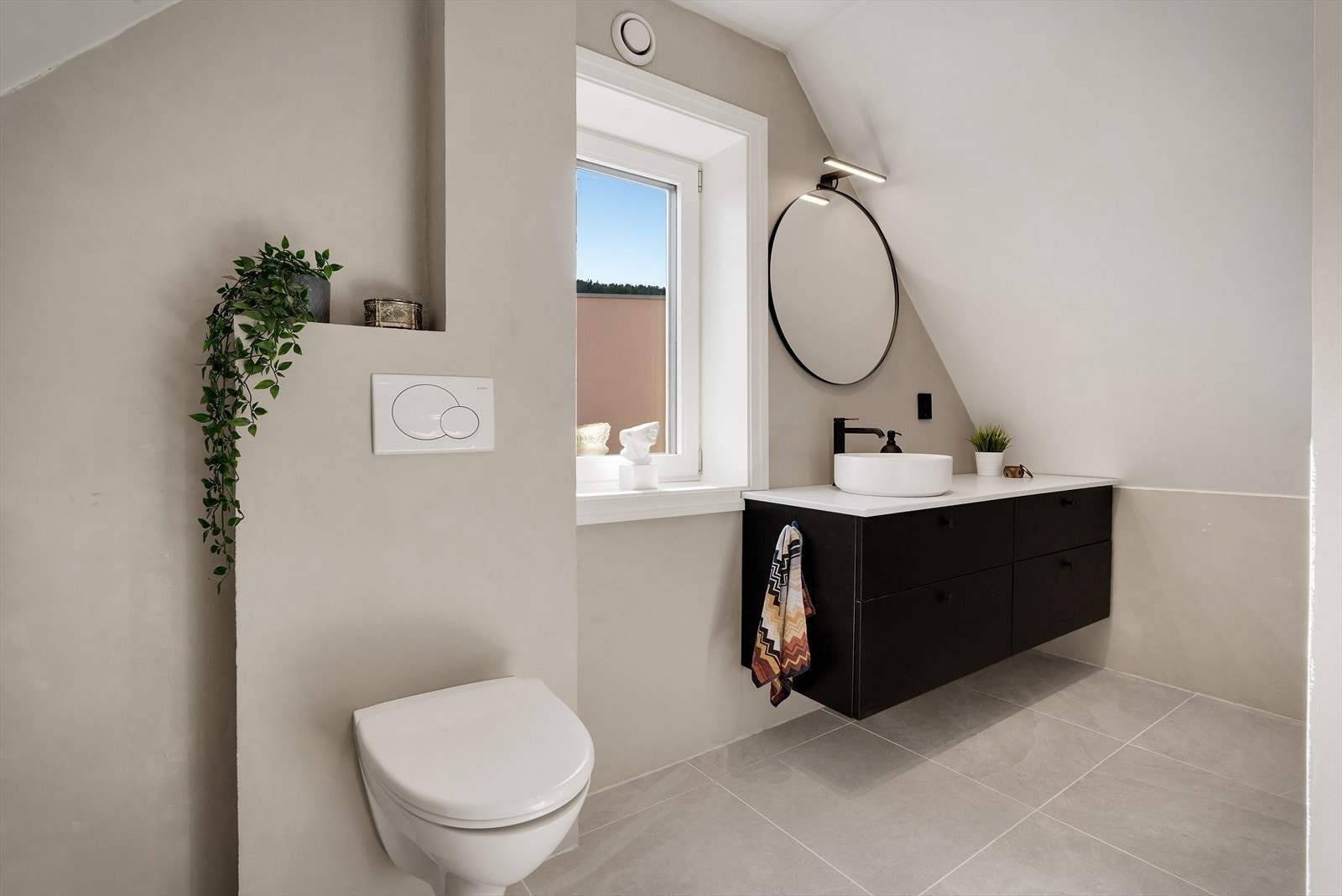 Lekre, moderne fliser i formatet 60x60 gir badet et stilrent og eksklusivt preg. Vegghengt servant og toalett. Her får du den perfekte kombinasjonen av design, komfort og funksjonalitet. Galleribilde