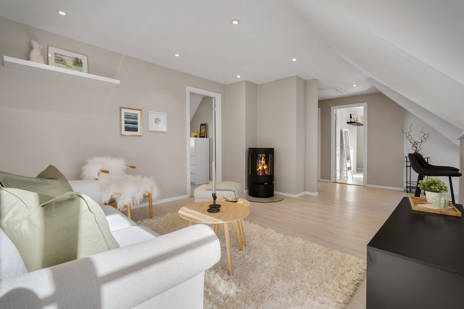 Stuen kan også by på peisvarme på de litt kaldere dagene. Galleribilde