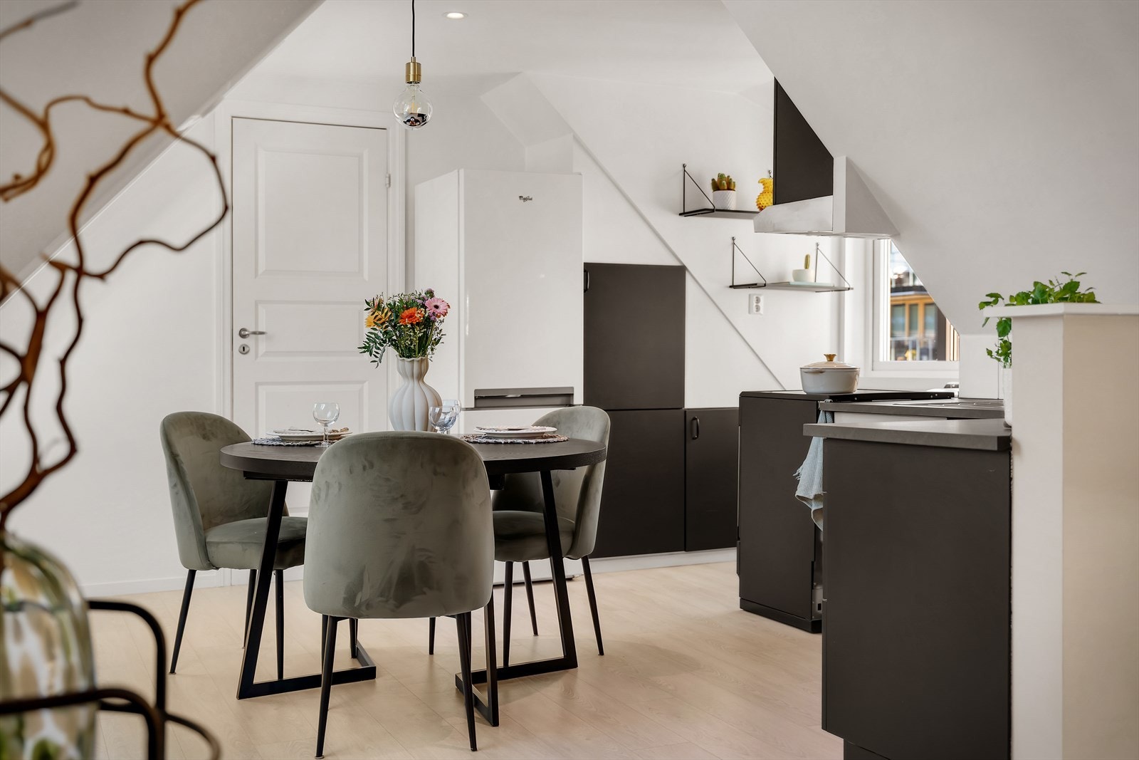 Sjarmerende toppleilighet med attraktiv og sentral beliggenhet på populære Kronstad. Her bor du rimelig og godt - nært alt du trenger! Galleribilde