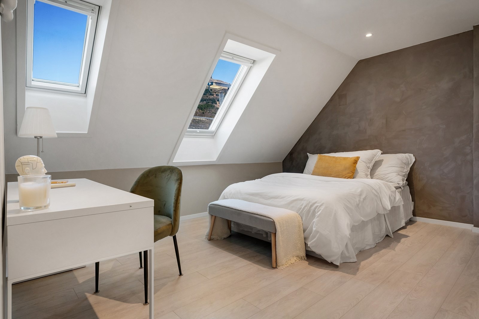 Alle soverommene er romslige og lyse, med god plass til både garderobeskap og skrivebord. Perfekt for deg som ønsker praktiske rom med høy komfort, eller som vil sikre attraktiv utleie med gode bokvaliteter. Galleribilde