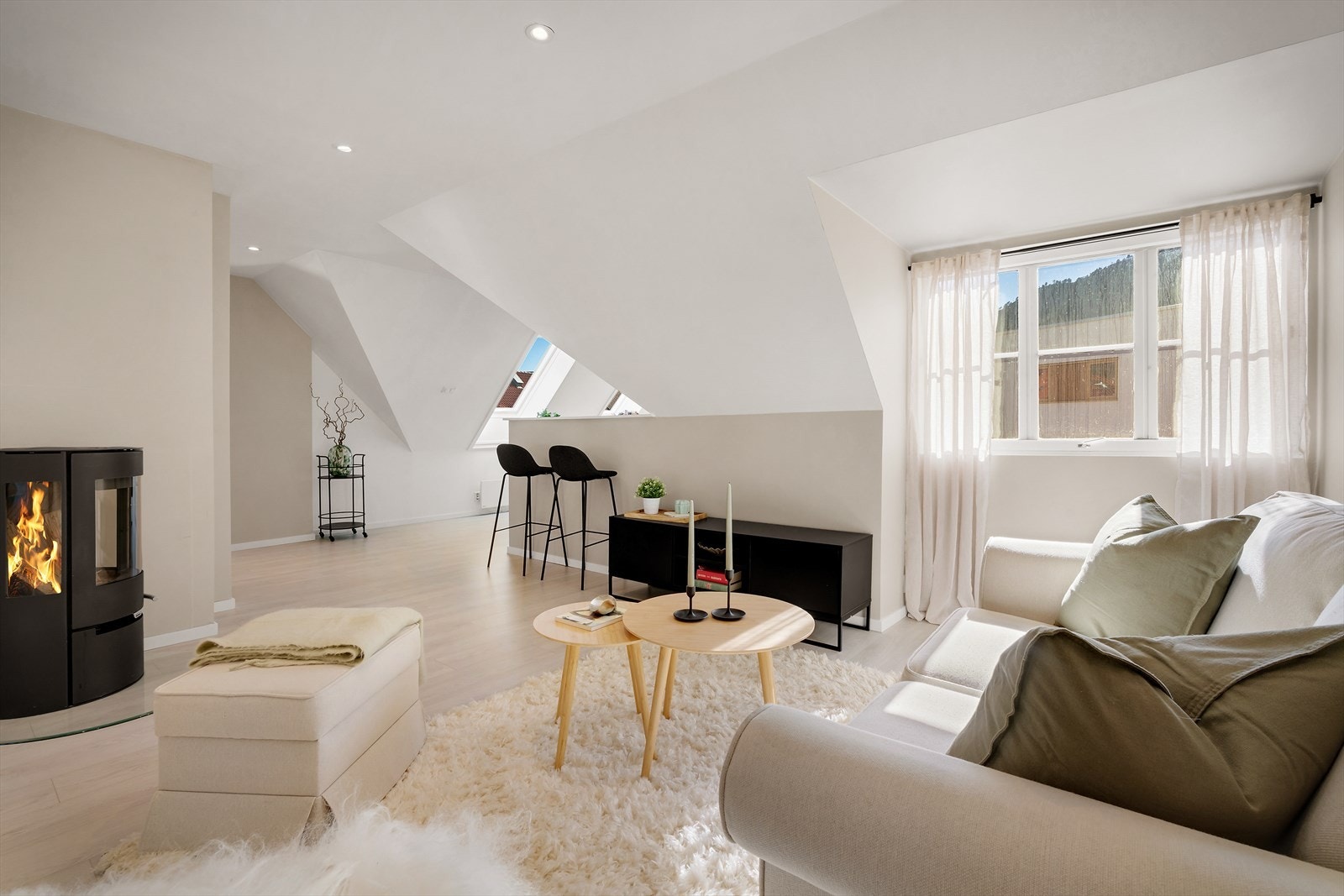 Stor og lys stue med fleksible møbleringsmuligheter - her er det enkelt å skape akkurat det uttrykket du ønsker! Galleribilde