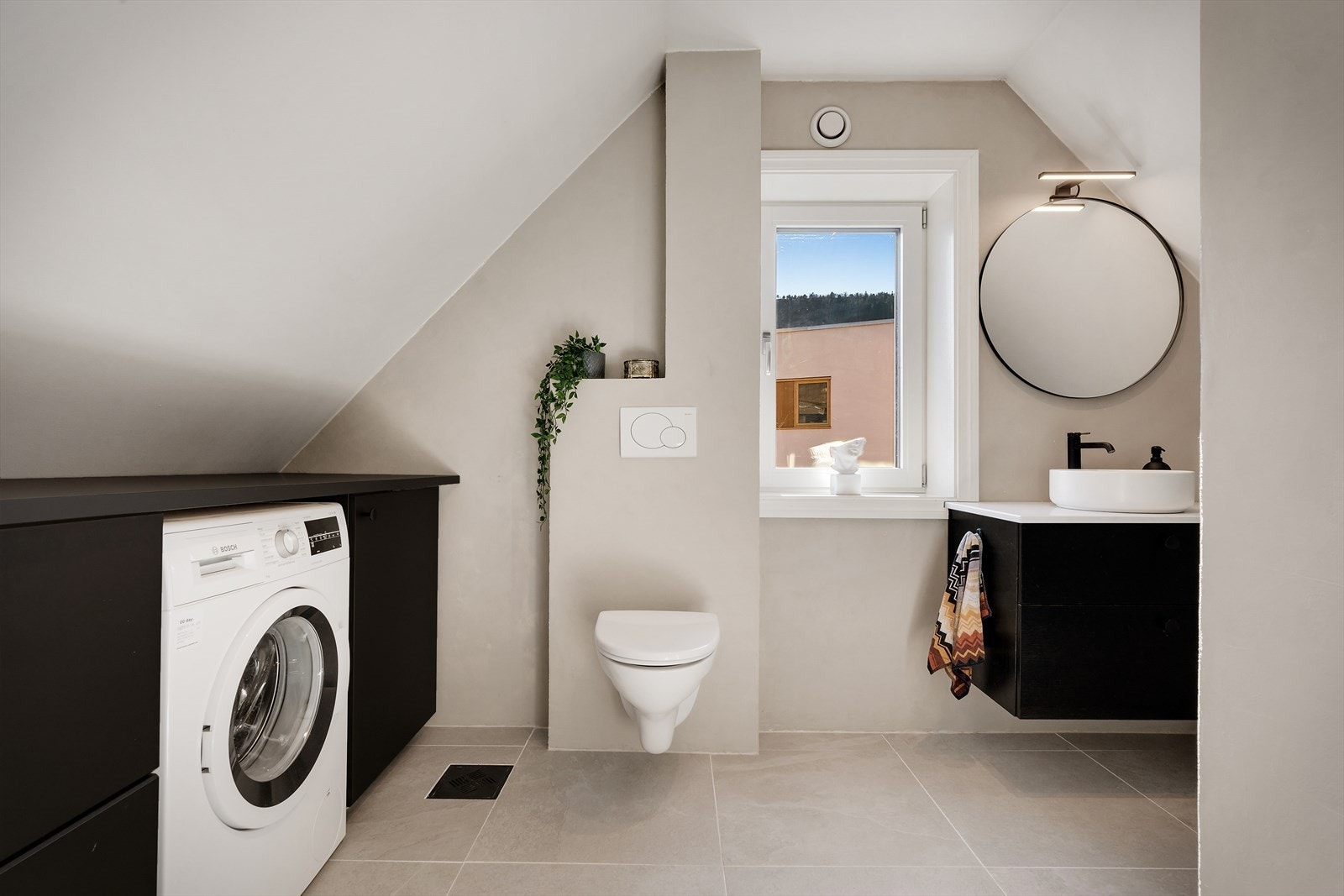 Delikat og moderne bad med praktisk nisje for vaskemaskin - her er hver kvadratmeter godt utnyttet for å gi deg maksimal komfort i hverdagen! Galleribilde