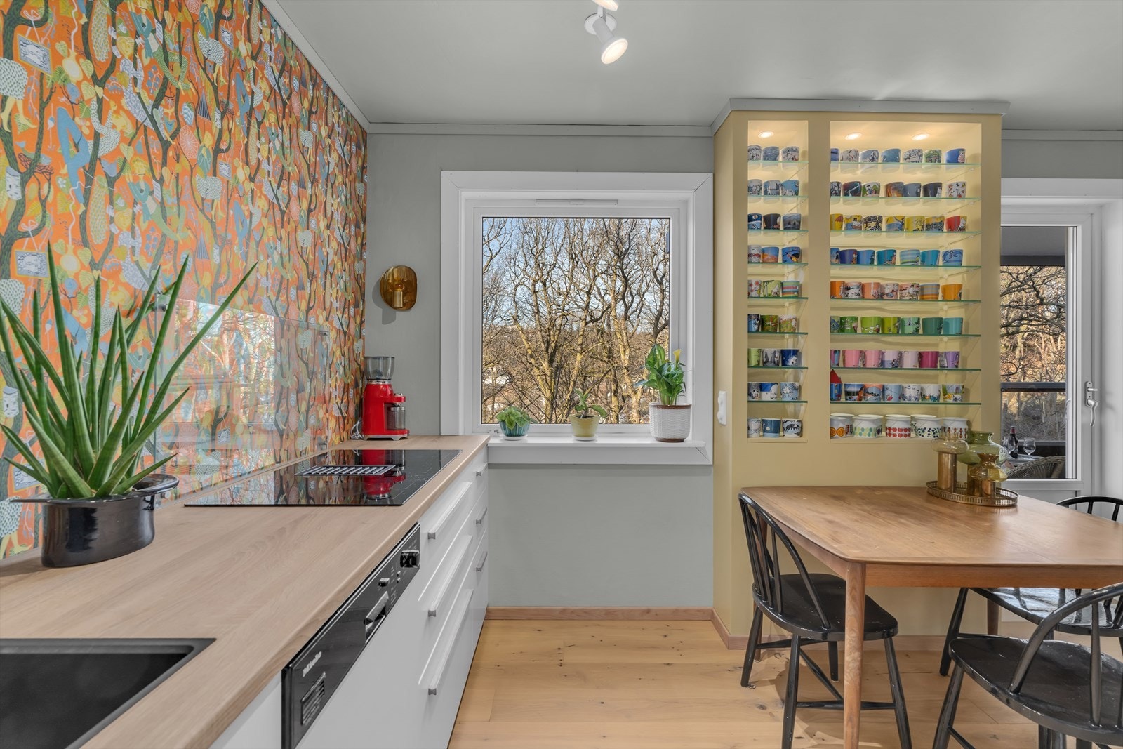 Kjøkkenet er en flott kombinasjon av moderne funksjonalitet og stilfulle retroelementer. Galleribilde