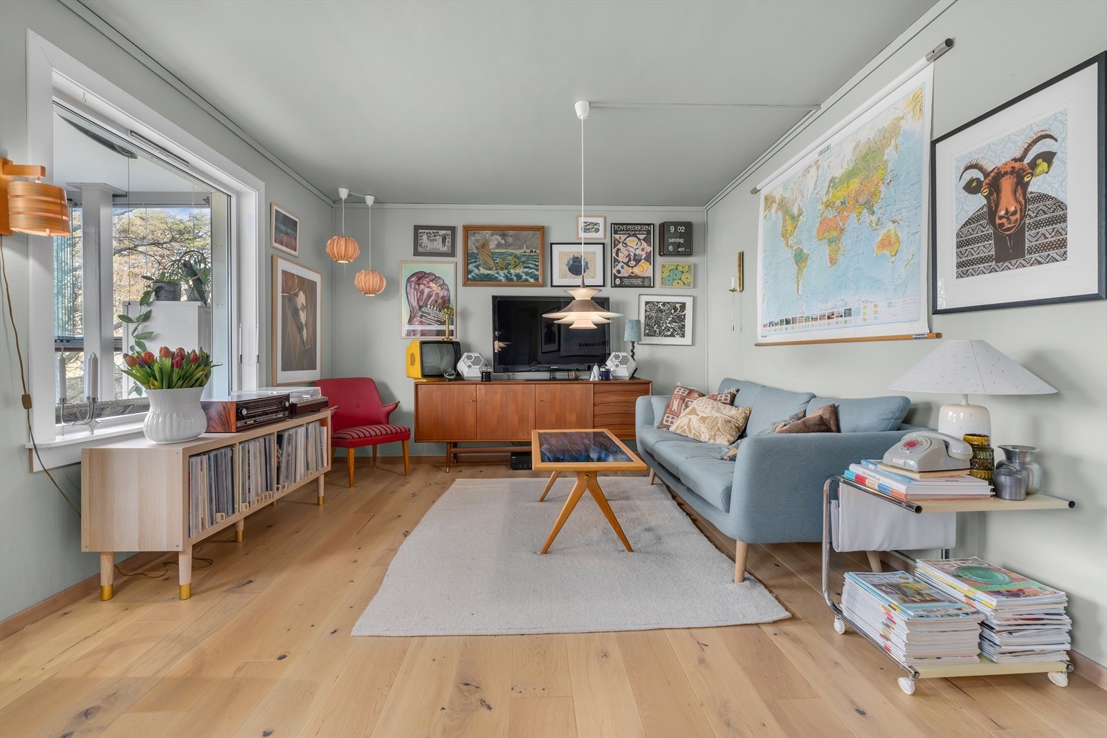 Stuen i leiligheten er designet for komfort og stil. Den er godt oppvarmet takket være sentralfyring med radiatorer, som er inkludert i felleskostnadene, noe som sikrer en behagelig temperatur. Galleribilde