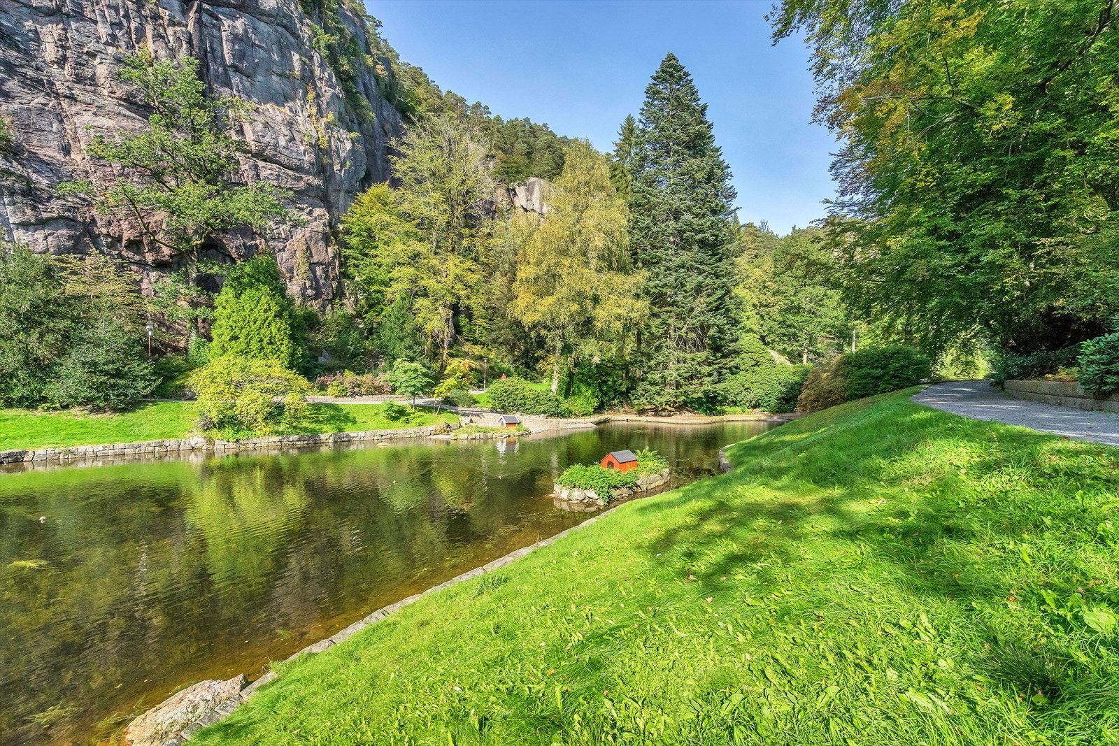 Fra Ravnedalen har du også direkte tilgang til et bredt løypenett i Baneheia med byens mest populære friområde med gode bademuligheter i områdets 3 Stamper og Svarttjønn. Galleribilde