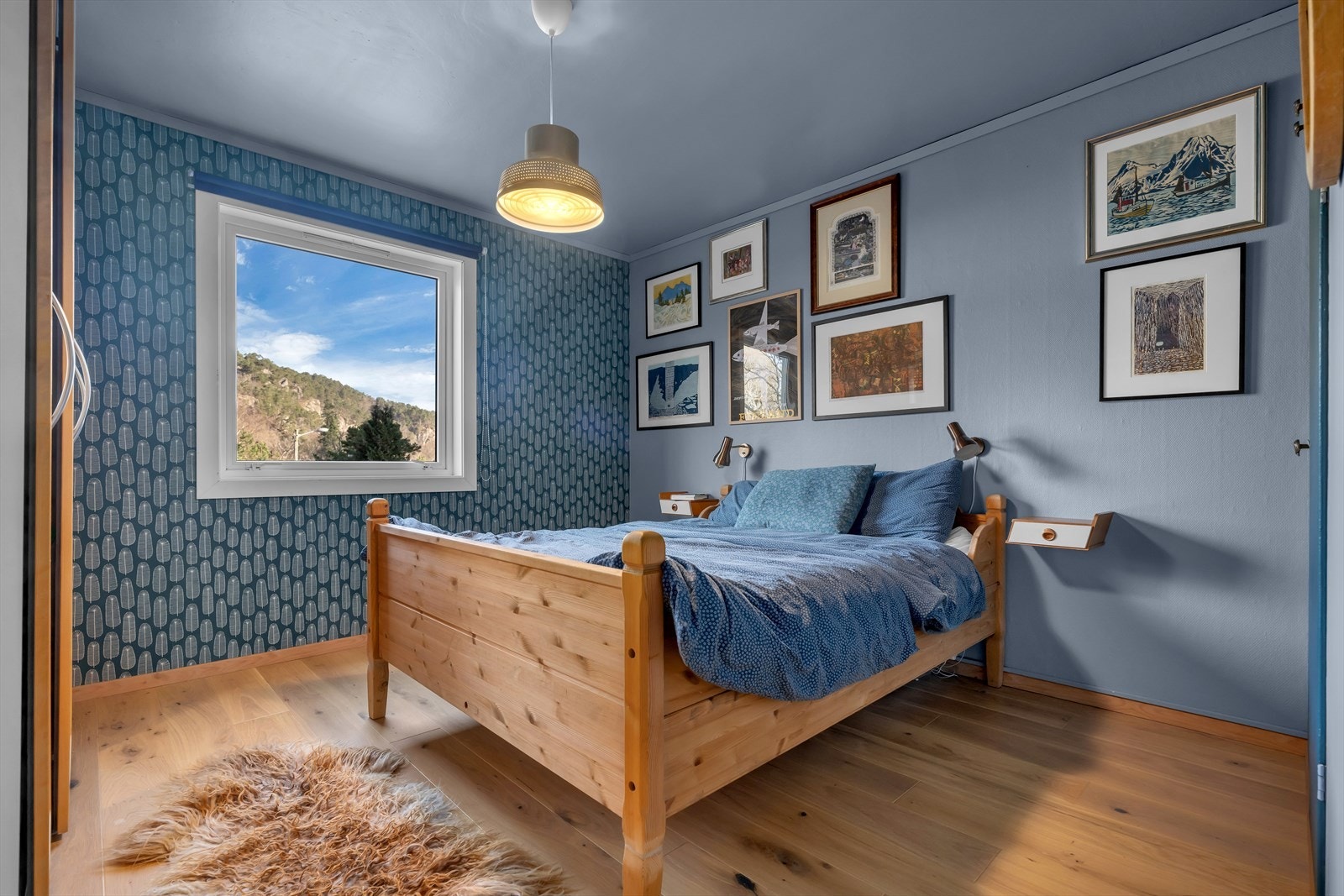 Gulvet er dekket med en elegant eikegulv 1-stavs parkett, som gir rommet et moderne og ensartet utseende. Galleribilde