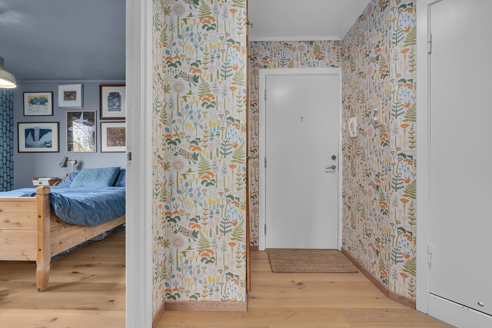 Ved entreen er det adkomst til soverom. Galleribilde
