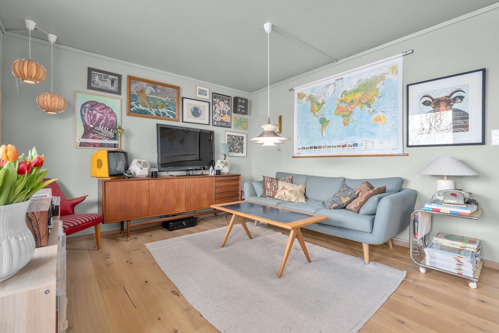 Veggene og taket i stuen er malt i samme farge, noe som skaper en harmonisk og sammenhengende atmosfære. Galleribilde