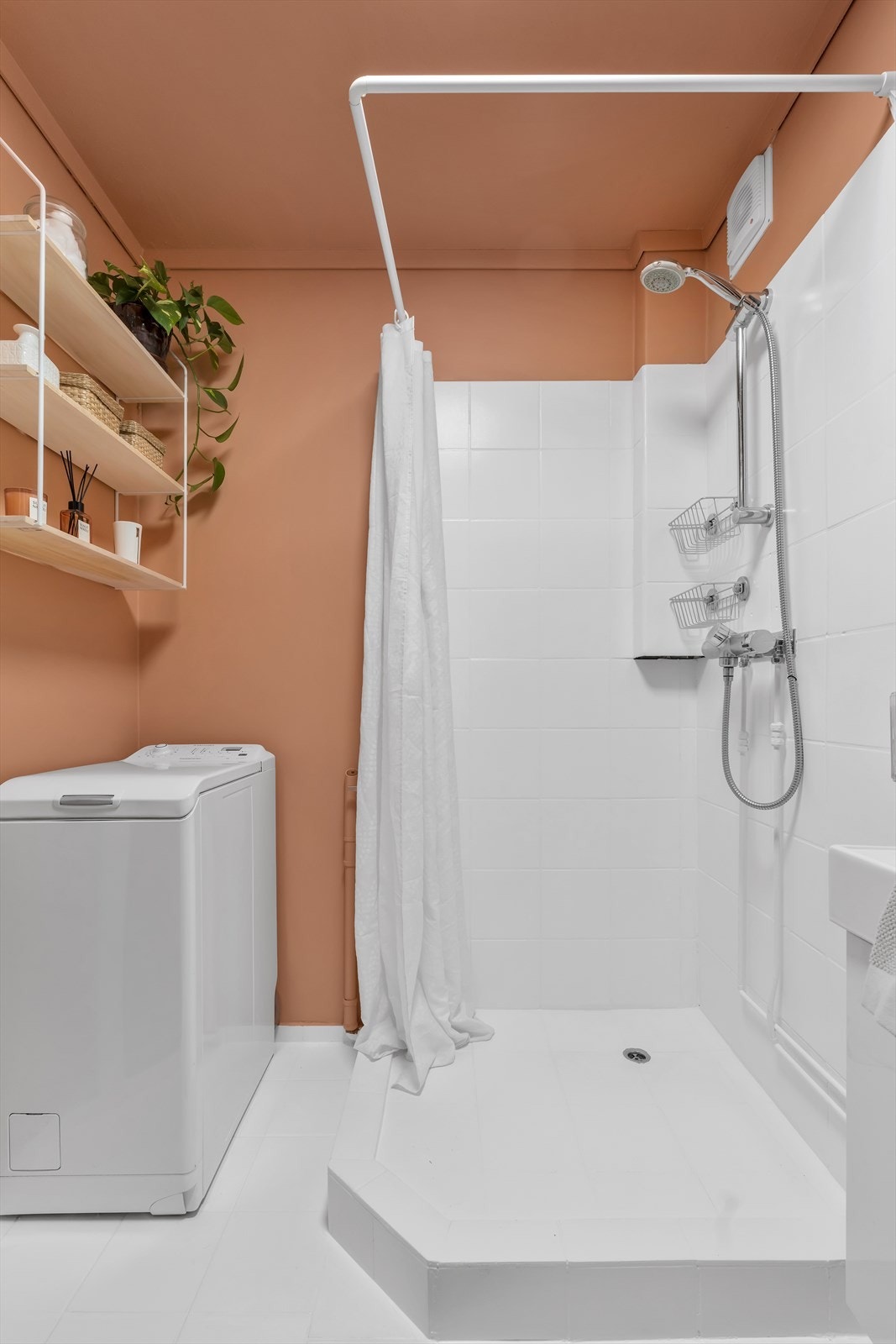 Badet har en eldre stil, med ukjent alder. Bader er blitt overflateoppusset i 2025 m/ ny vask, møbler og veggene har fått en frech og frisk farge. Fliser på gulv. Galleribilde