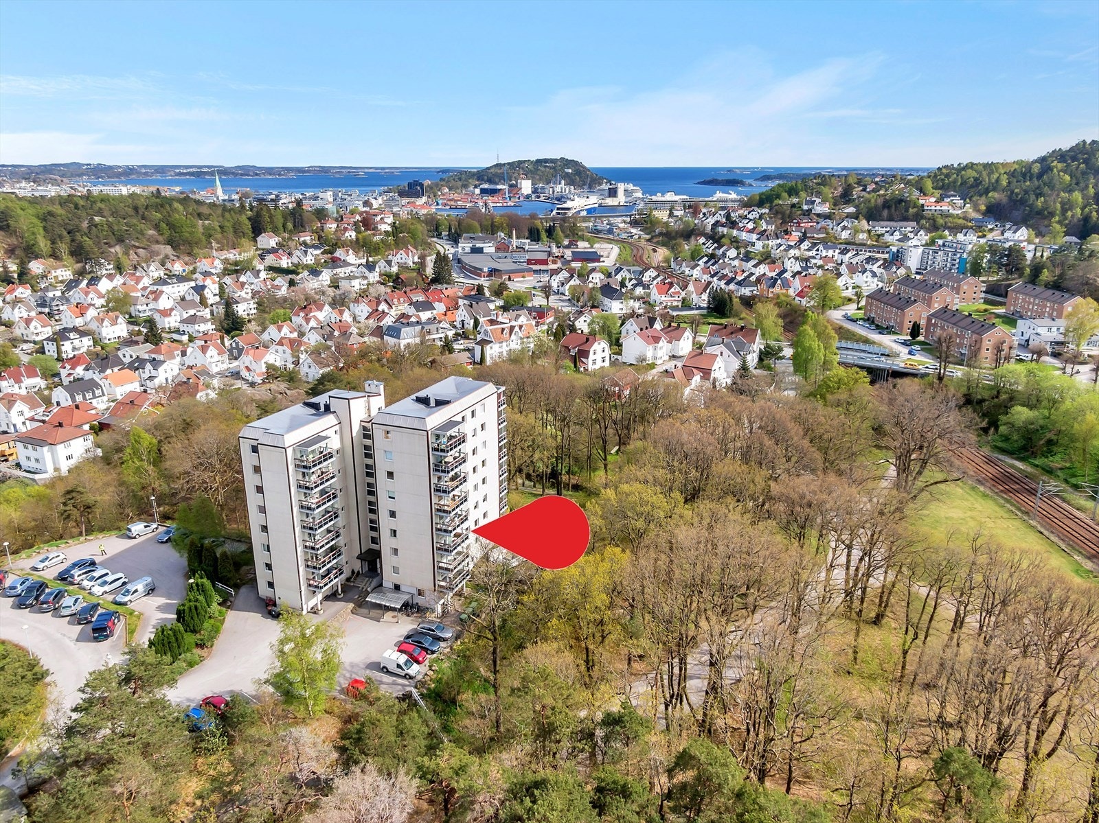Leiligheten ligger i en sentral høyblokk med attraktiv beliggenhet like ved idylliske Ravnedalen. Galleribilde