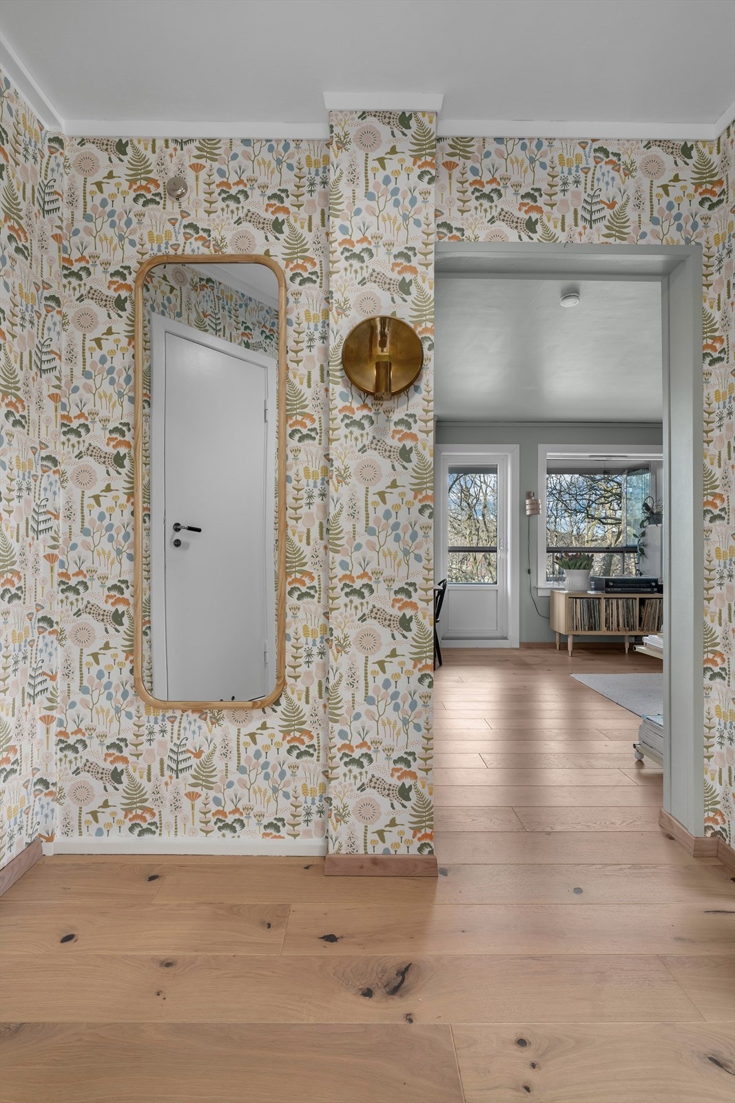 Gulvene ble oppgradert i 2021 til elegante eikegulv med 1-stavs parkett, som gir et moderne og ensartet utseende gjennom hele leiligheten. Galleribilde