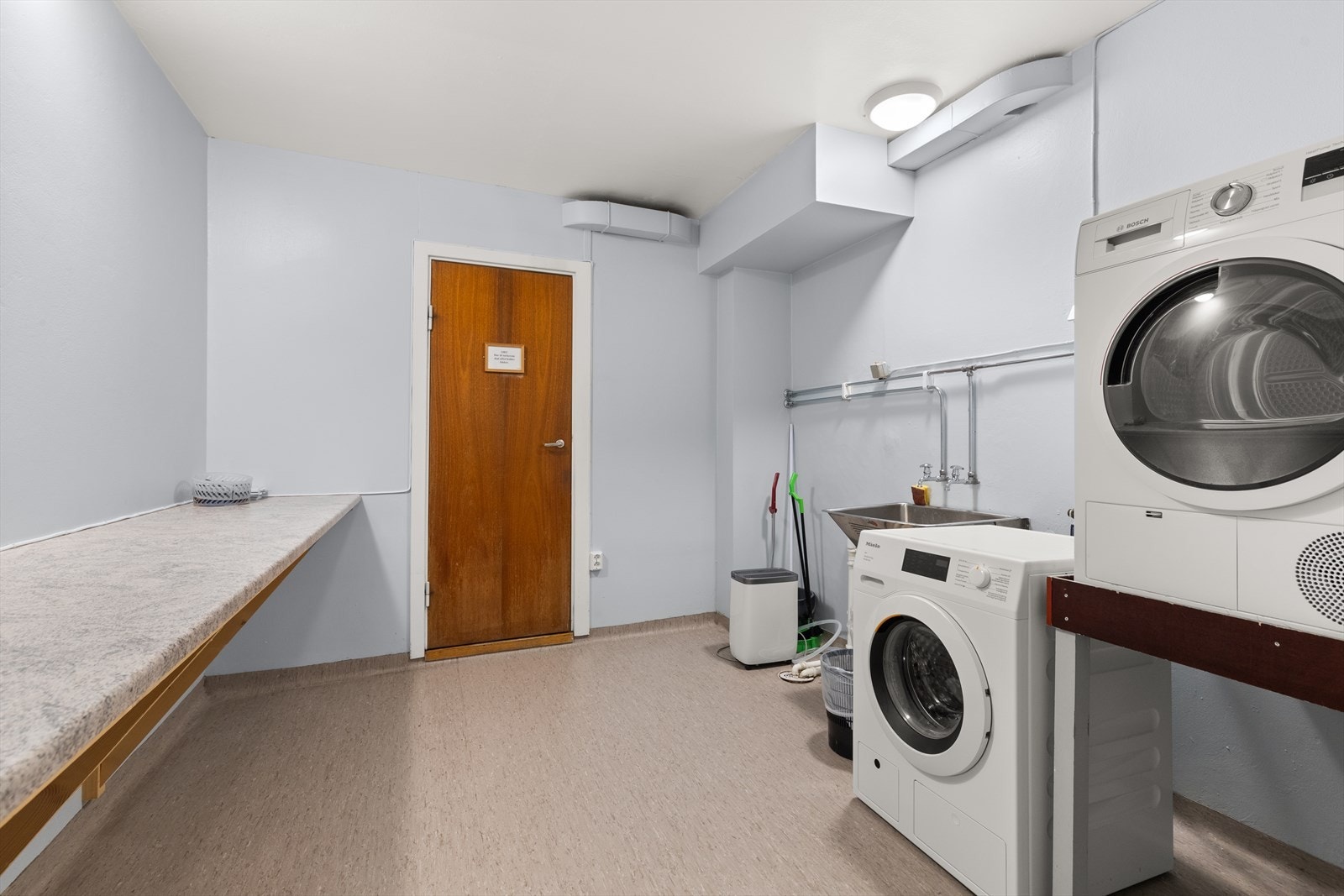 Leiligheten disponerer i tillegg en svært praktisk bod i samme etasje på ca. 1kvm. Samt felles vaskeri med stort tørkerom, sykkelparkering og balkong for beboerne i borettslaget. Galleribilde
