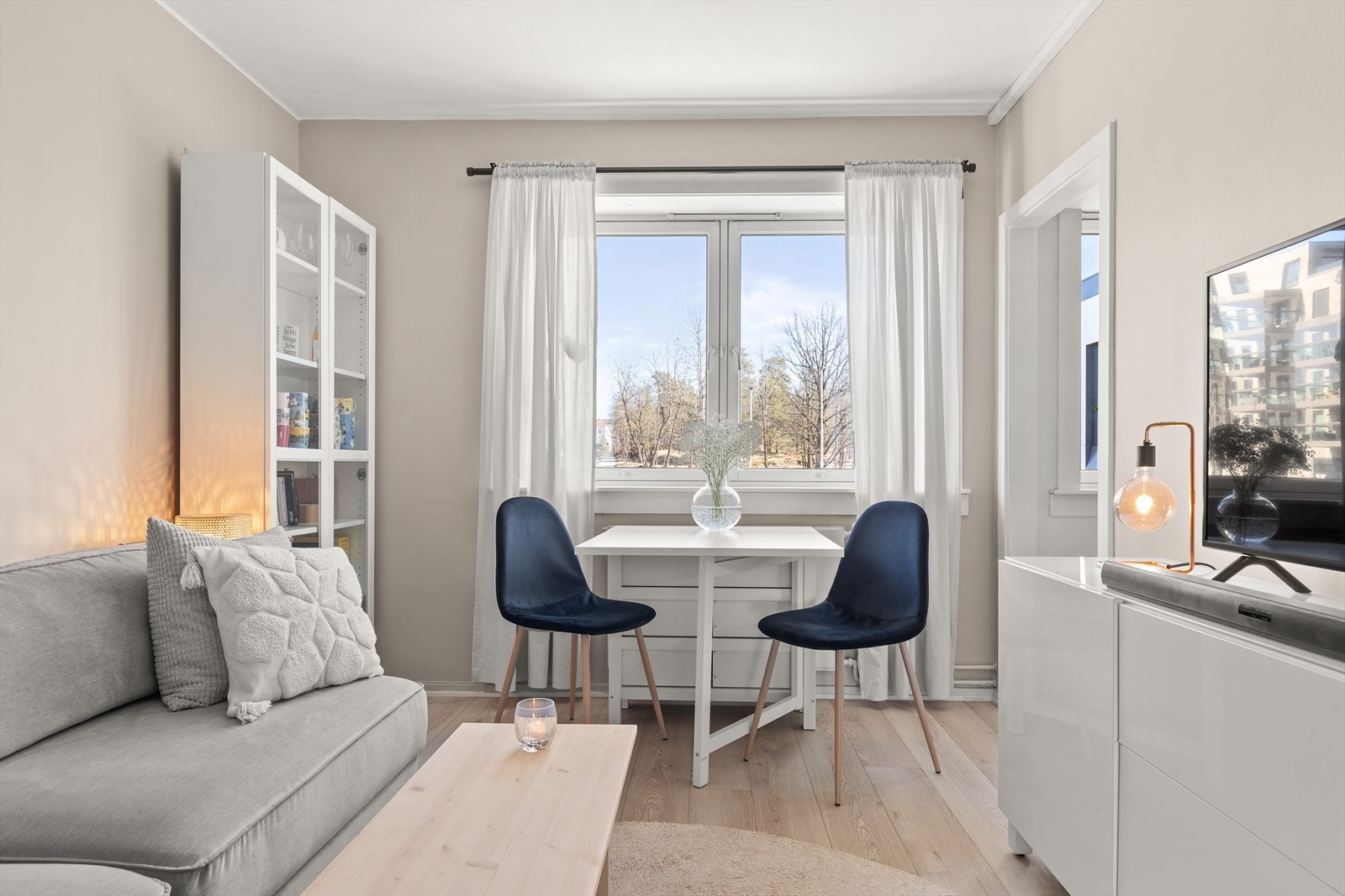 Lys og luftig stue. Stuen har god plass til stor sofagruppe, spisebord, tilhørende møblement, som skaper en lun og koselig atmosfære. Galleribilde