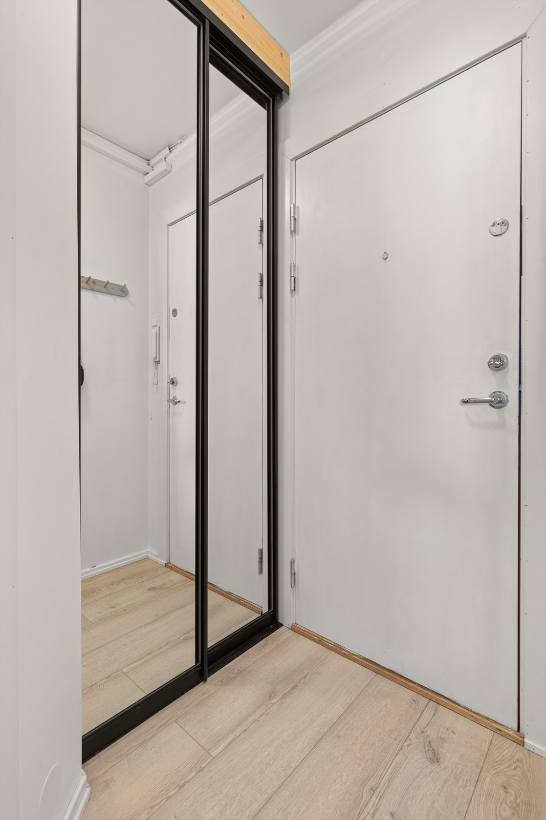 Entre med skyvedørsgarderobe, samt praktisk bod i gangen på ca. 1kvm. Galleribilde