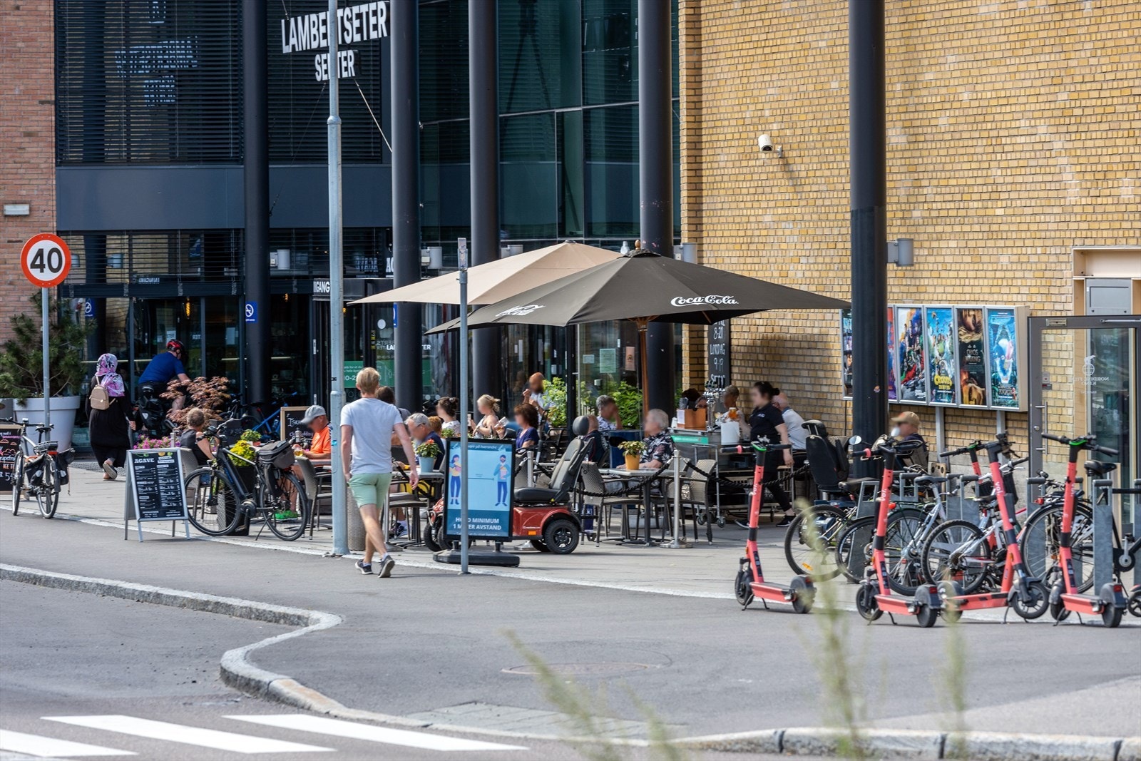 Lambertseter senter ligger rett over veien og byr på det meste. Galleribilde