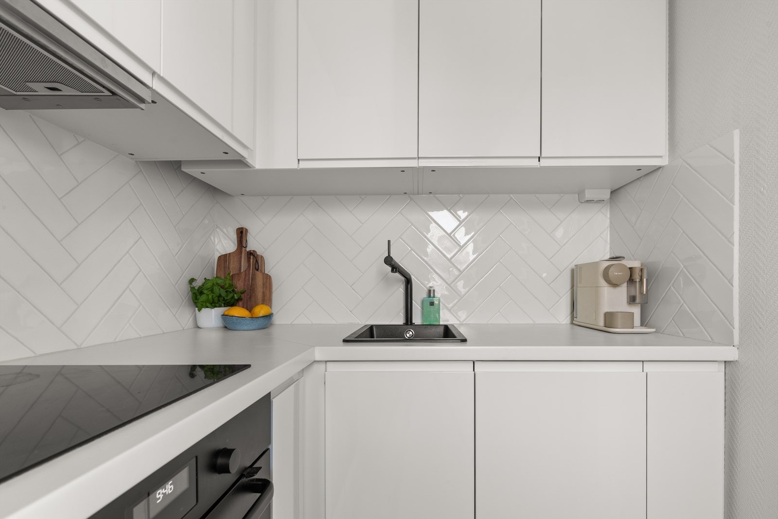 Lyst og pent IKEA kjøkken fra 2020. Galleribilde