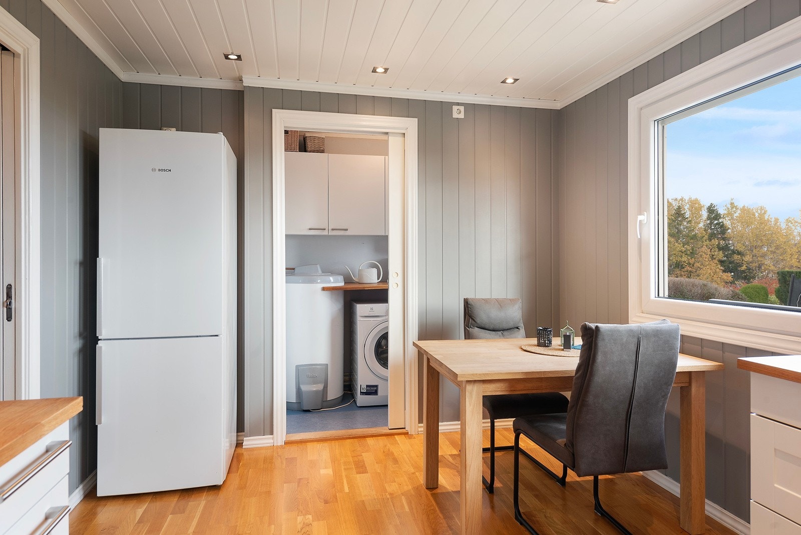 Fra spiseplassen på kjøkkenet har du fint utsikt å nyte sammen med morgenkaffen Galleribilde