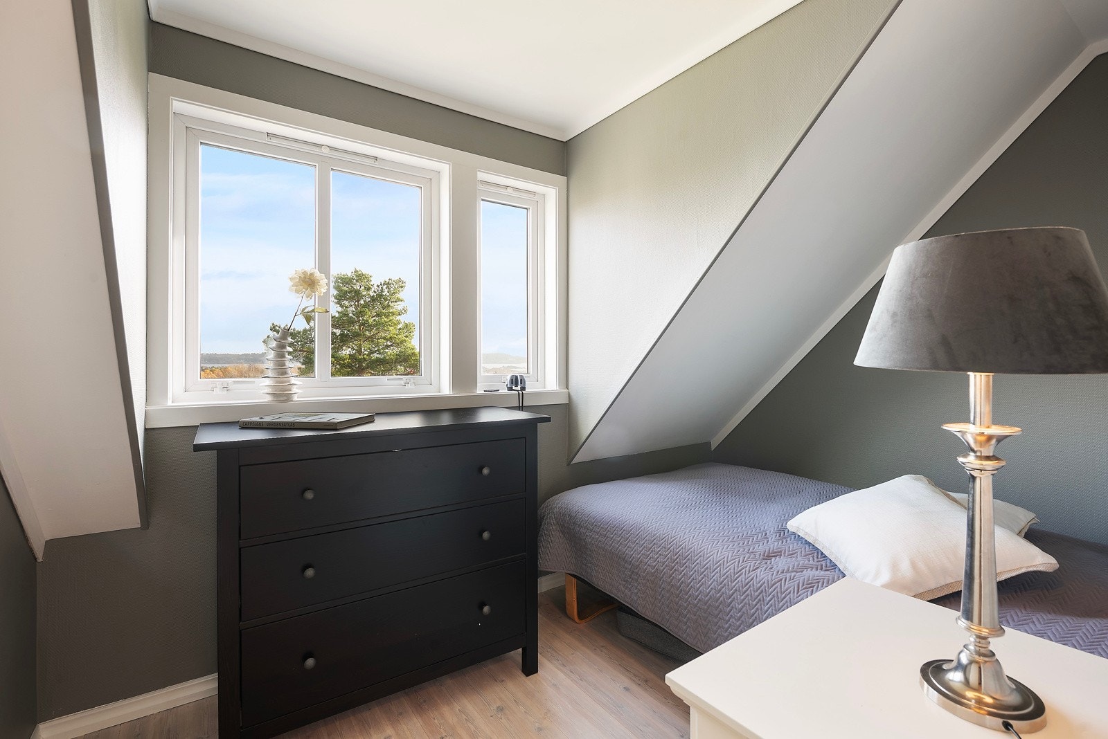 Store vindusflater i alle rom er noe som går igjen i boligen Galleribilde