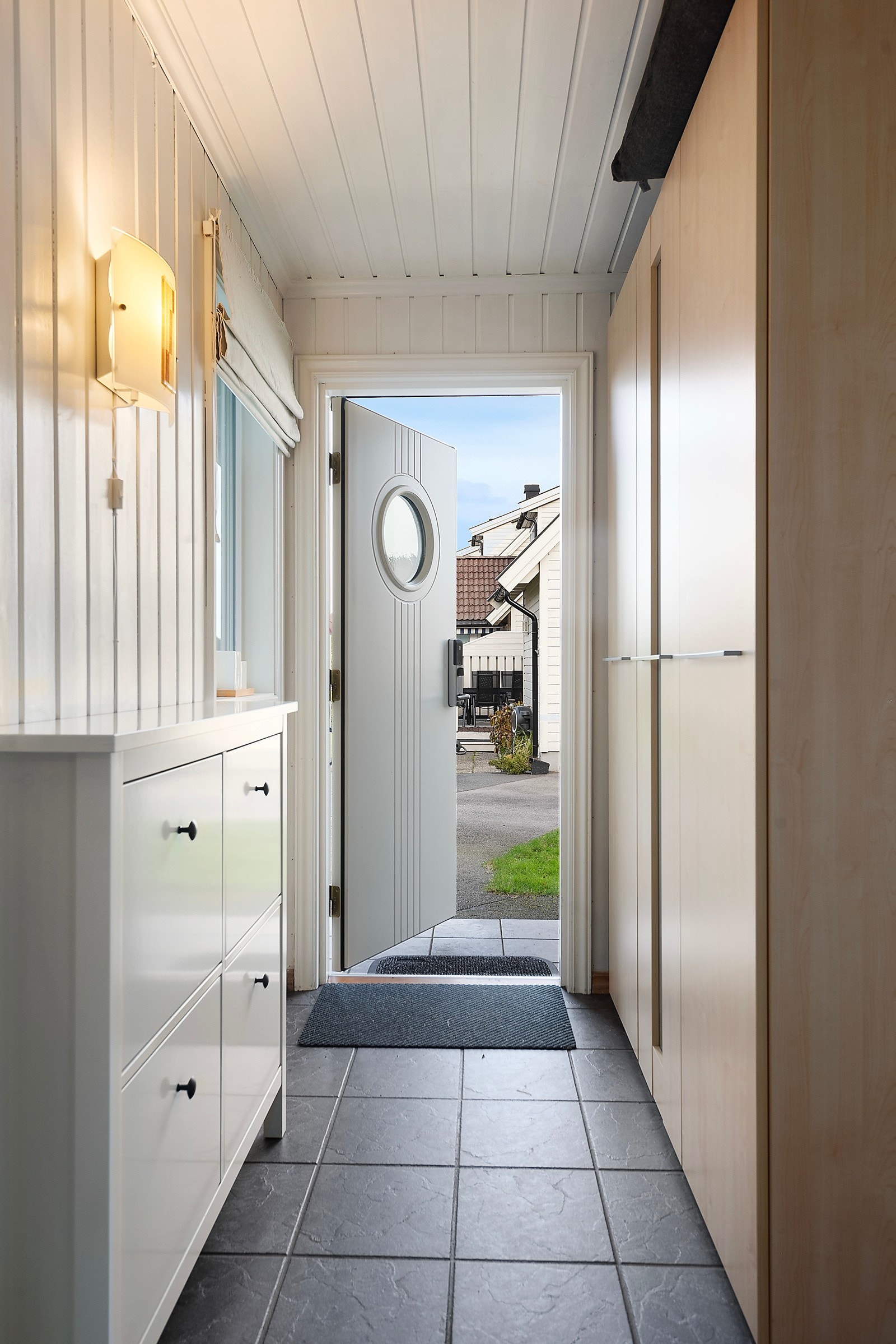 Entreen er flislagt med varmekabler i gulvet, og den gode skapplassen gjør det enkelt å holde orden Galleribilde