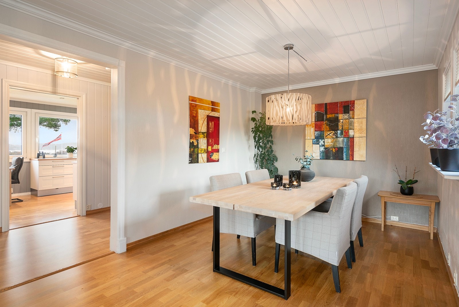 Fasongen på rommet gjør det enkelt å møblere i flere seksjoner Galleribilde