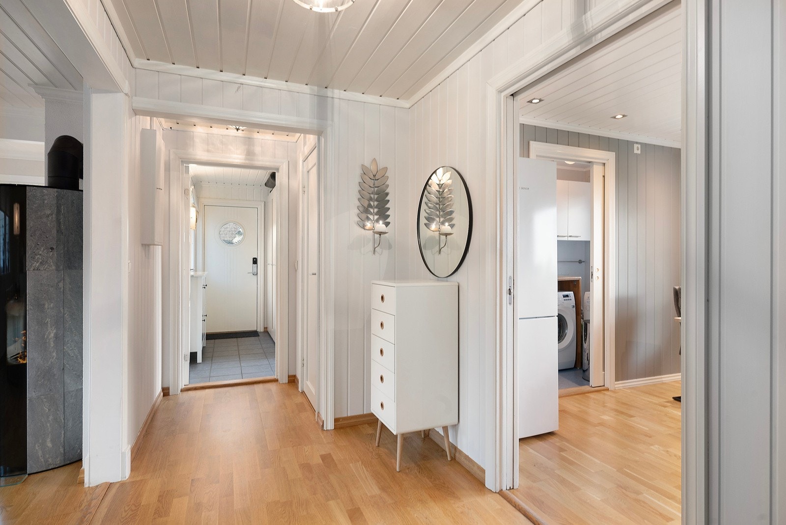 Lys panel, store åpninger og lyse farger gir deg en åpen og luftig bolig Galleribilde