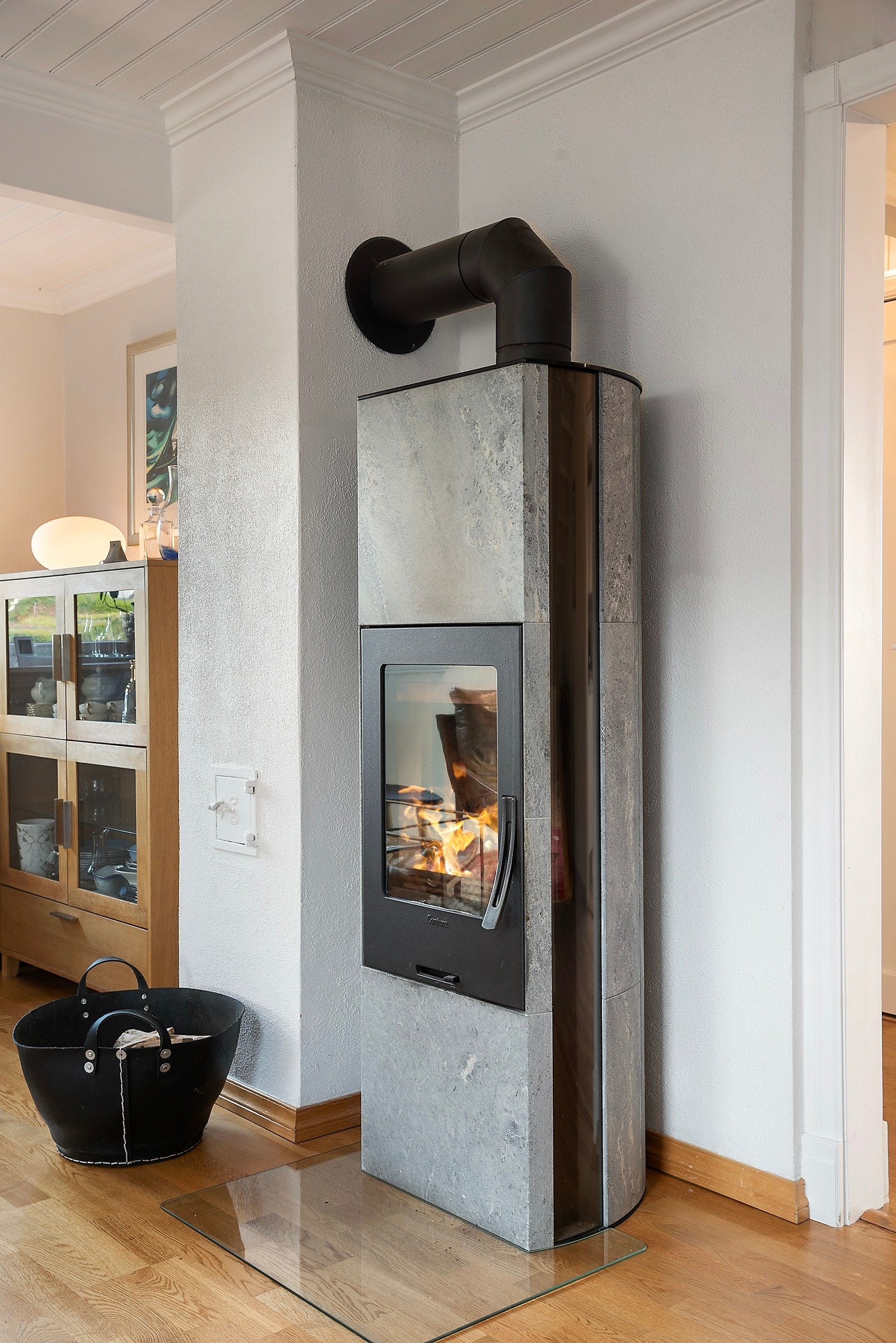 Sentral plassering av vedovnen gir etasjen en god temperatur på vinterstid Galleribilde