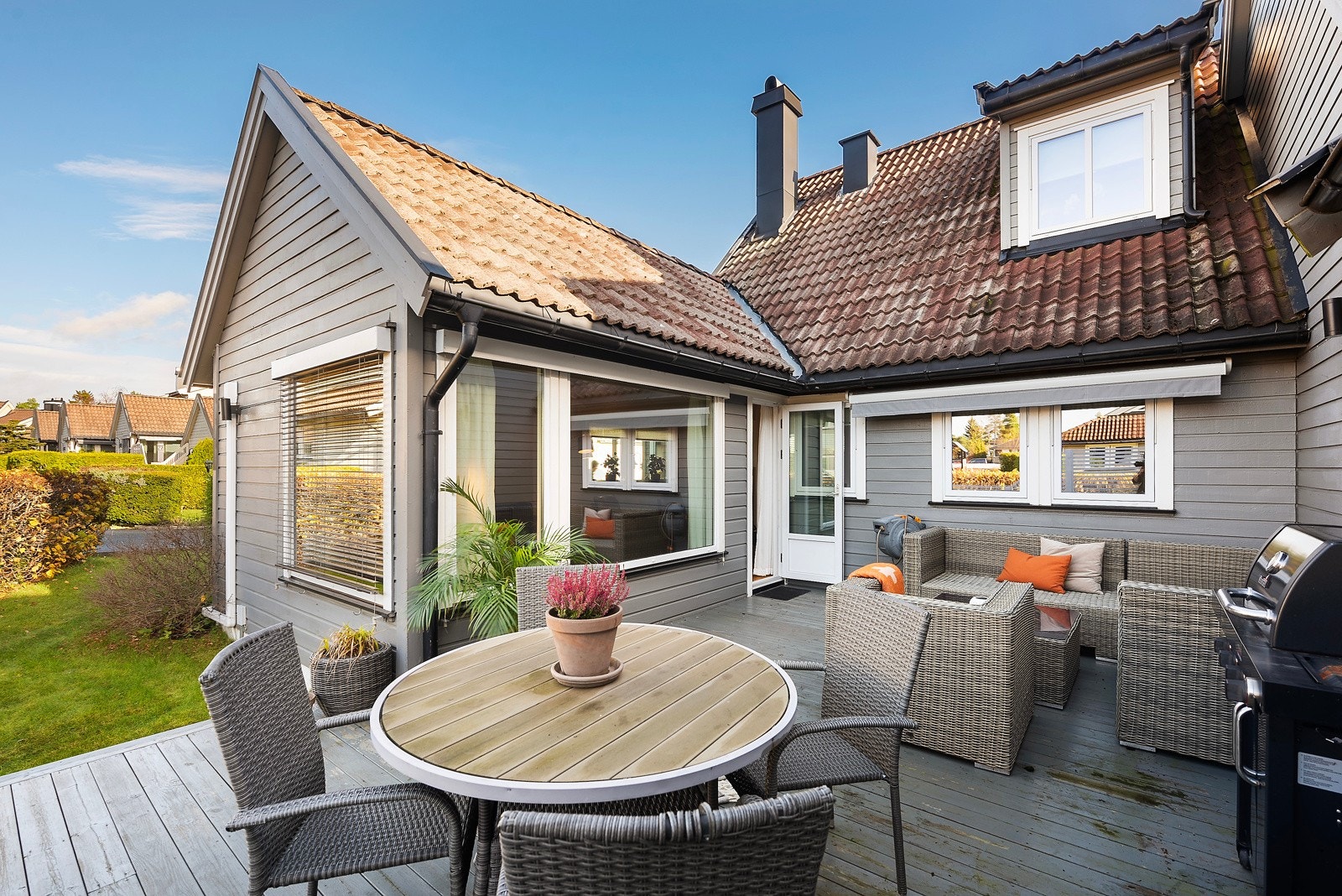 Etasjen byr på 2 romslige markterrasser, som begge fører videre til hage Galleribilde