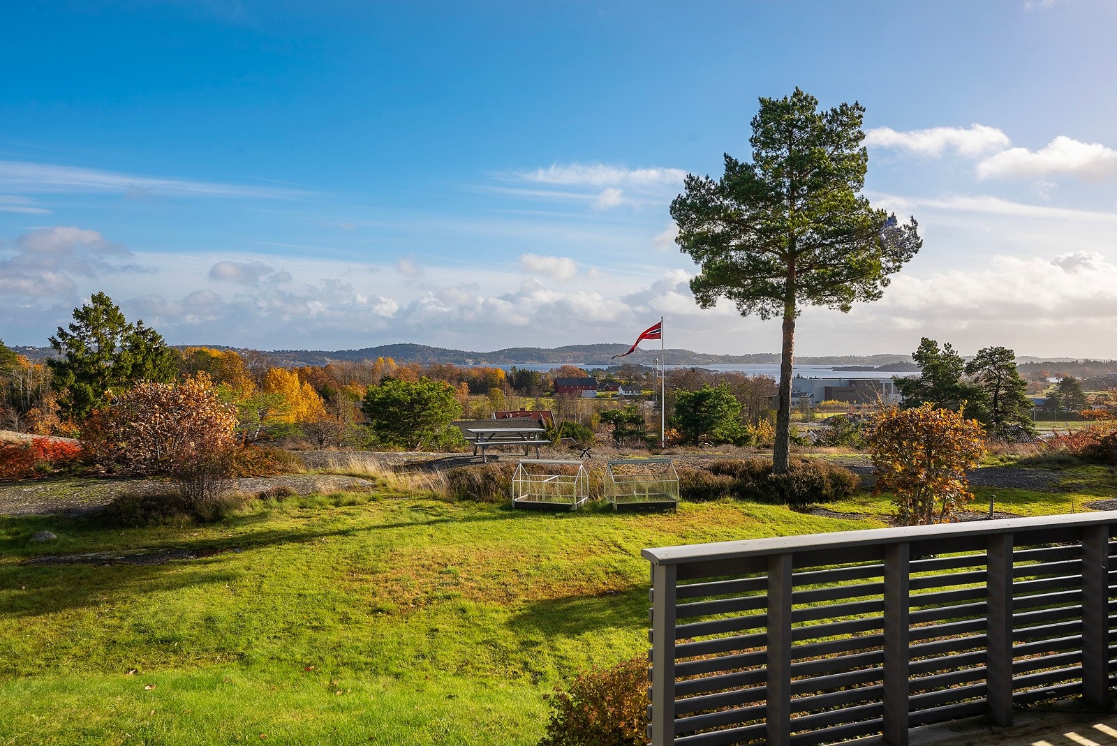 God boltreplass i hagen og en fredelig utsikt Galleribilde