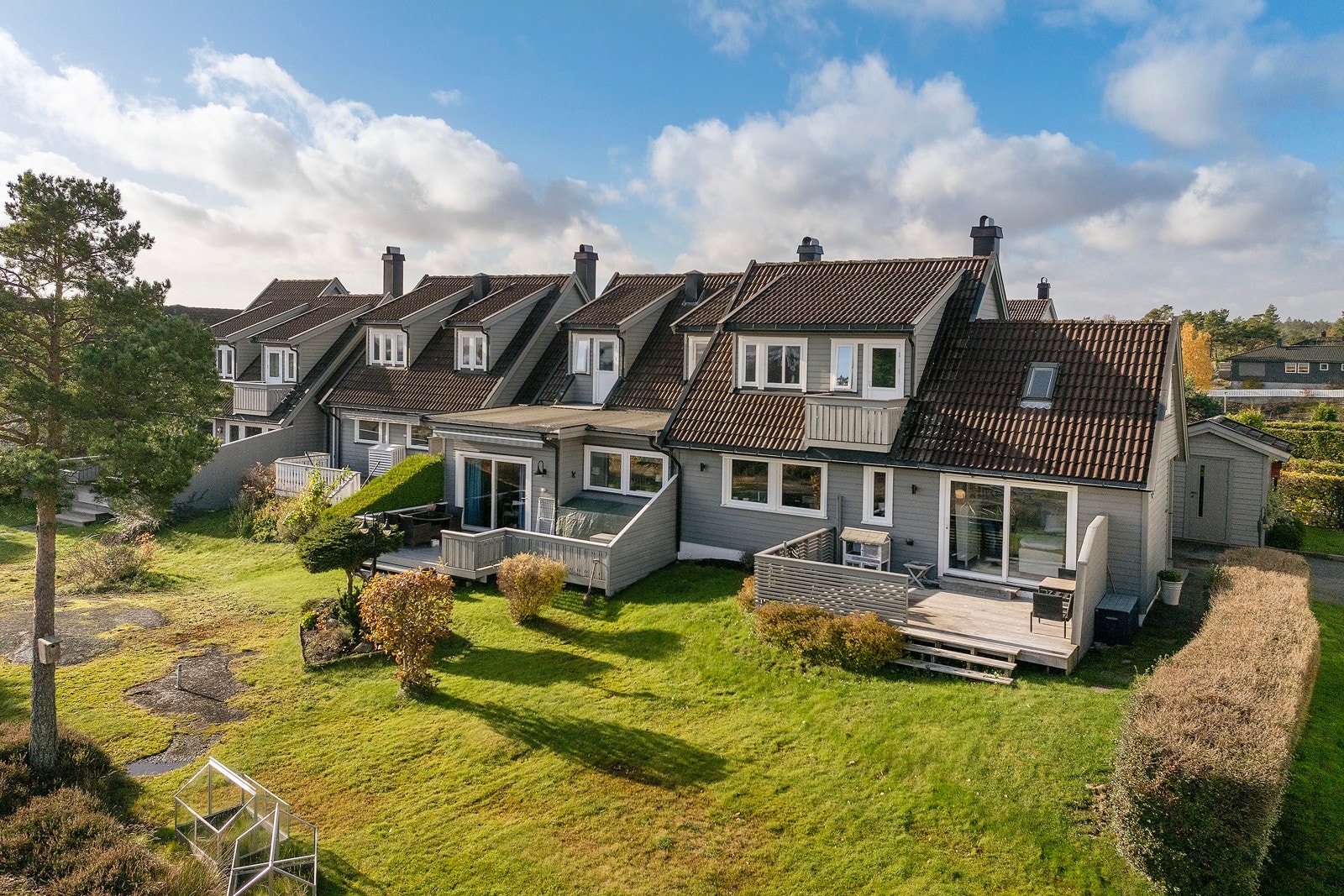 Med endebeliggenhet har du en ekstra frihet og praktisk adkomst til alle sider av boligen Galleribilde