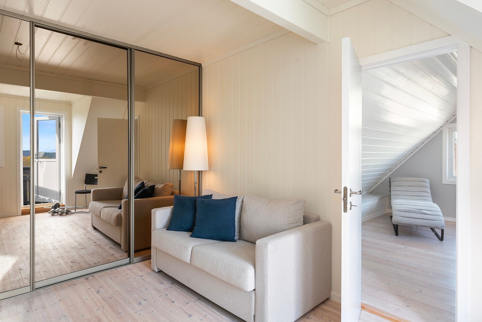 Stor skyvedørsgarderobe med speildører. Innenfor soverommet har du loftstue Galleribilde