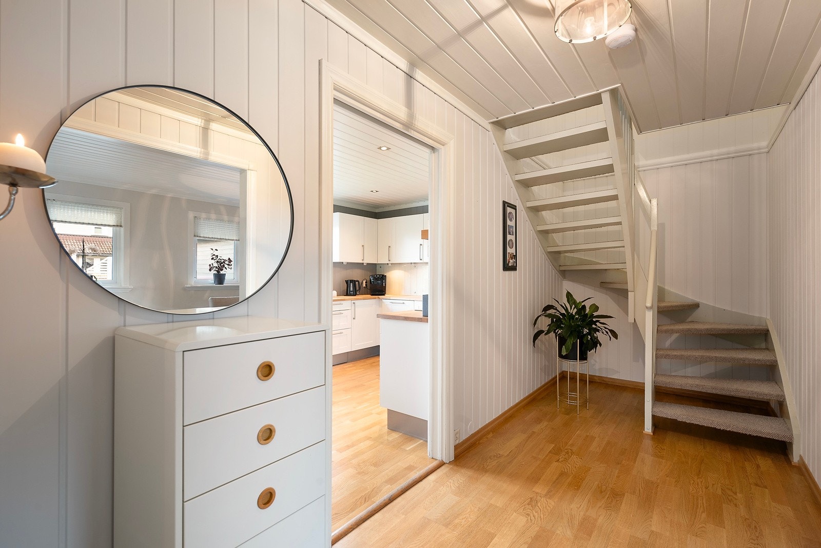 Fra trapperommet har du stue til høyre og kjøkken til venstre Galleribilde