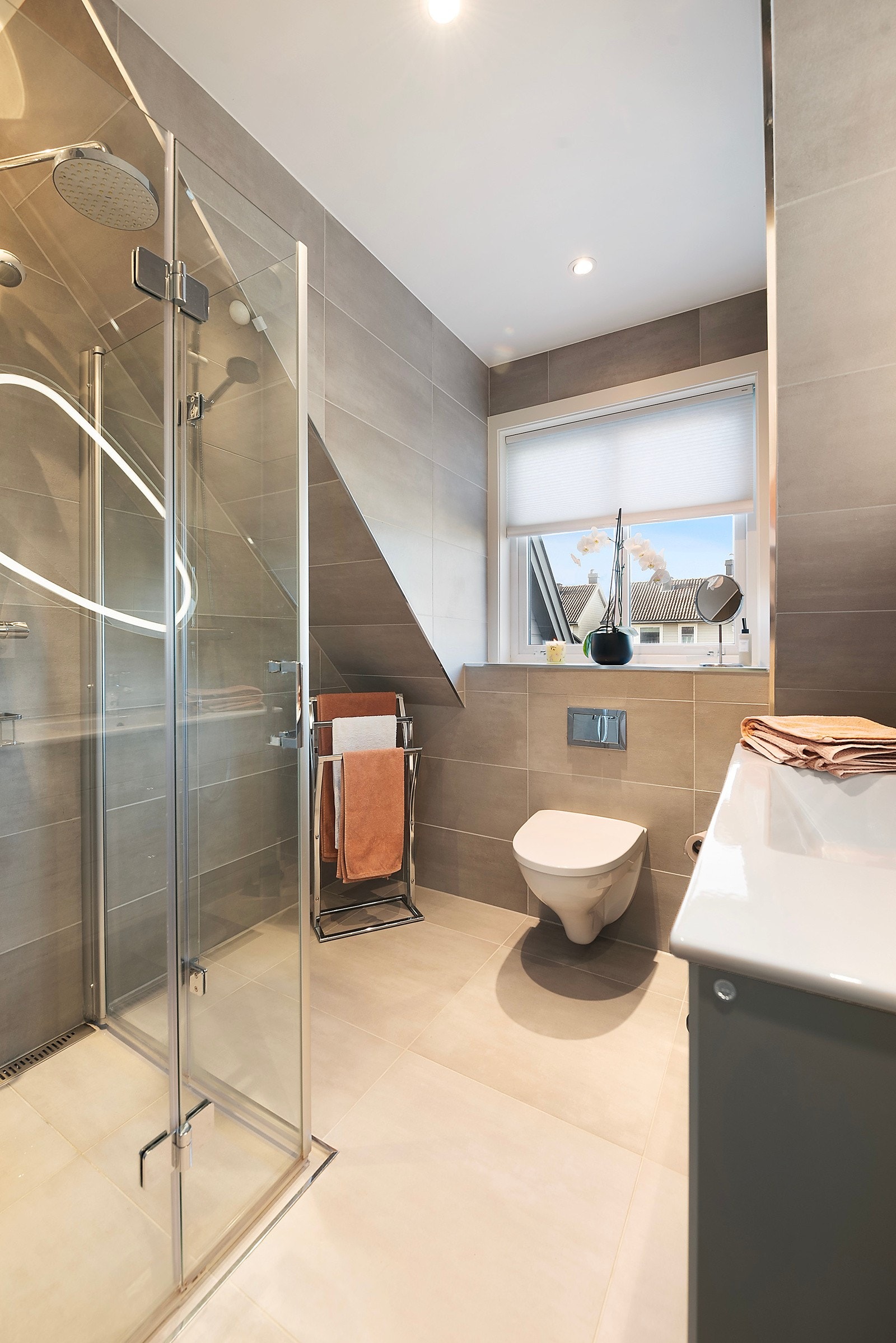 Badet fra 2020 er helfliset med varme i gulvet, og godt utnyttet plass Galleribilde