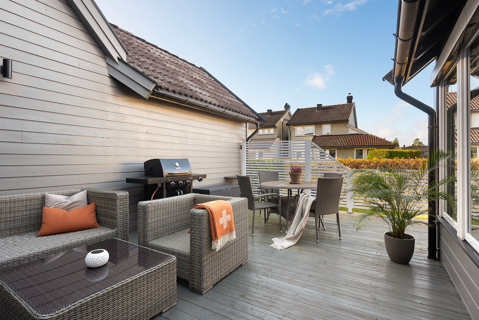 Her har du en fin og skjermet uteplass med plass til både loungemøbler og spiseplass Galleribilde