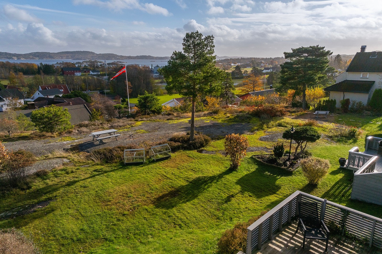 Det er et velorganisert borettslag bestående av 52 andeler Galleribilde
